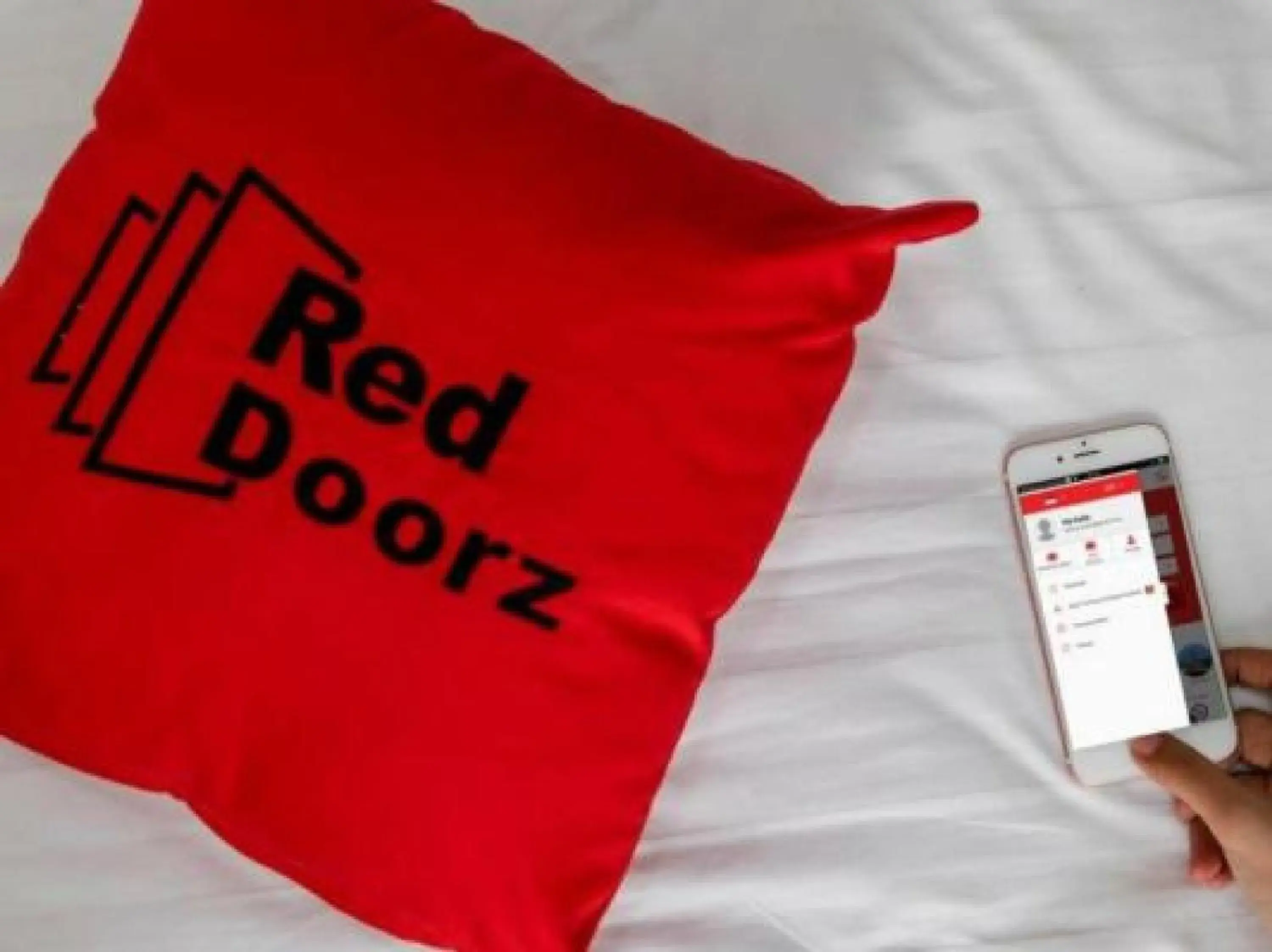 Bed in RedDoorz Plus near IPDN Bed in RedDoorz Plus near IPDN