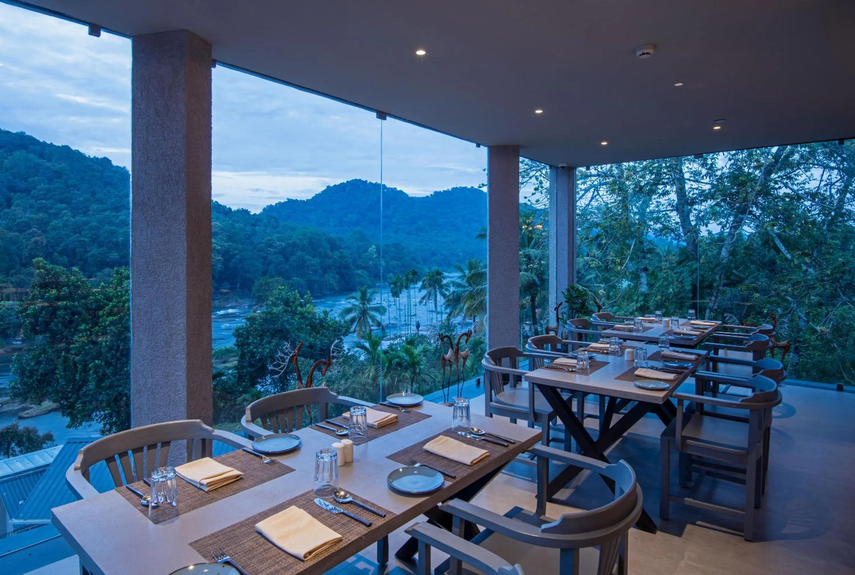 Restaurant/places to eat in Niraamaya Retreats Samroha Athirappilly