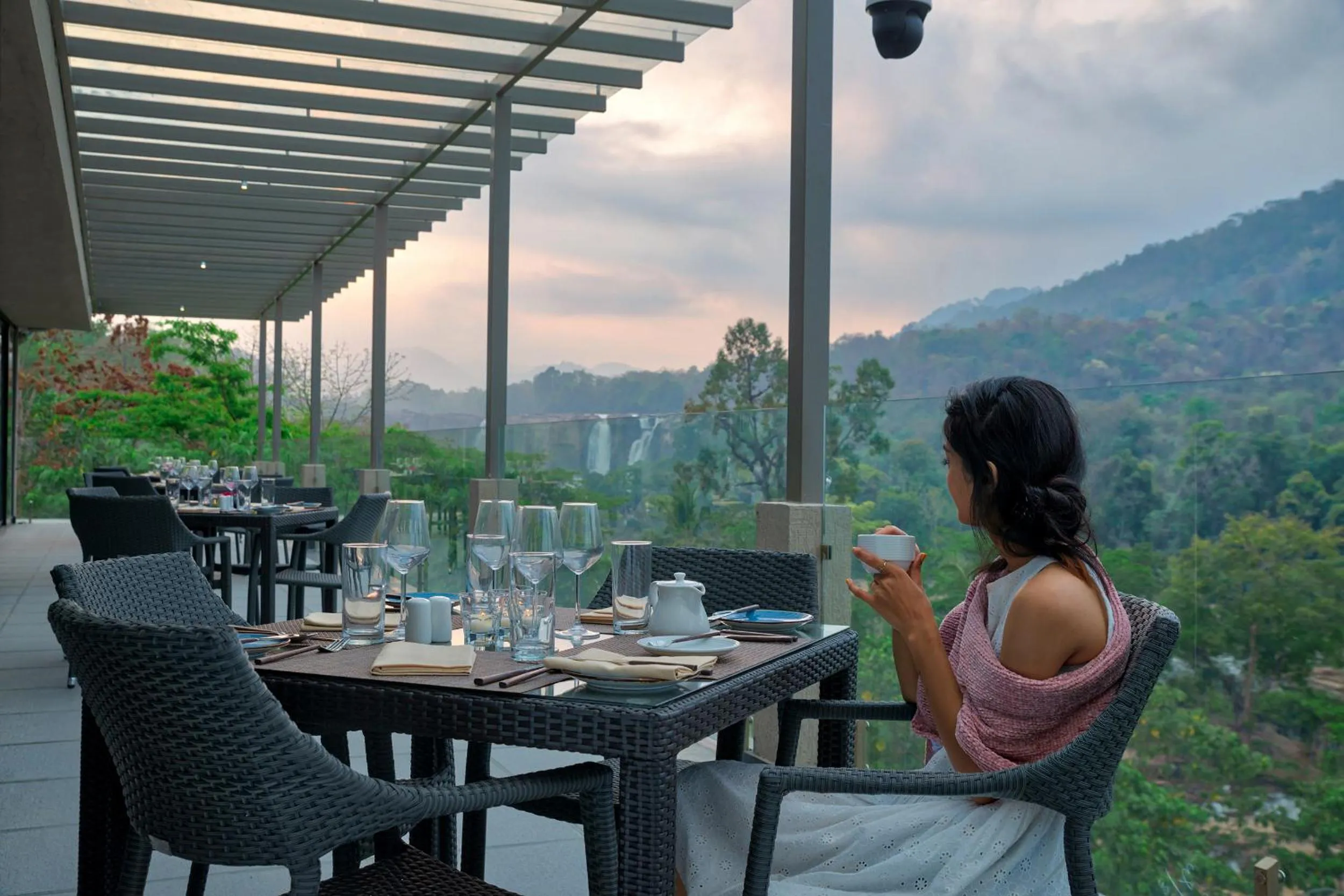 Restaurant/places to eat in Niraamaya Retreats Samroha Athirappilly