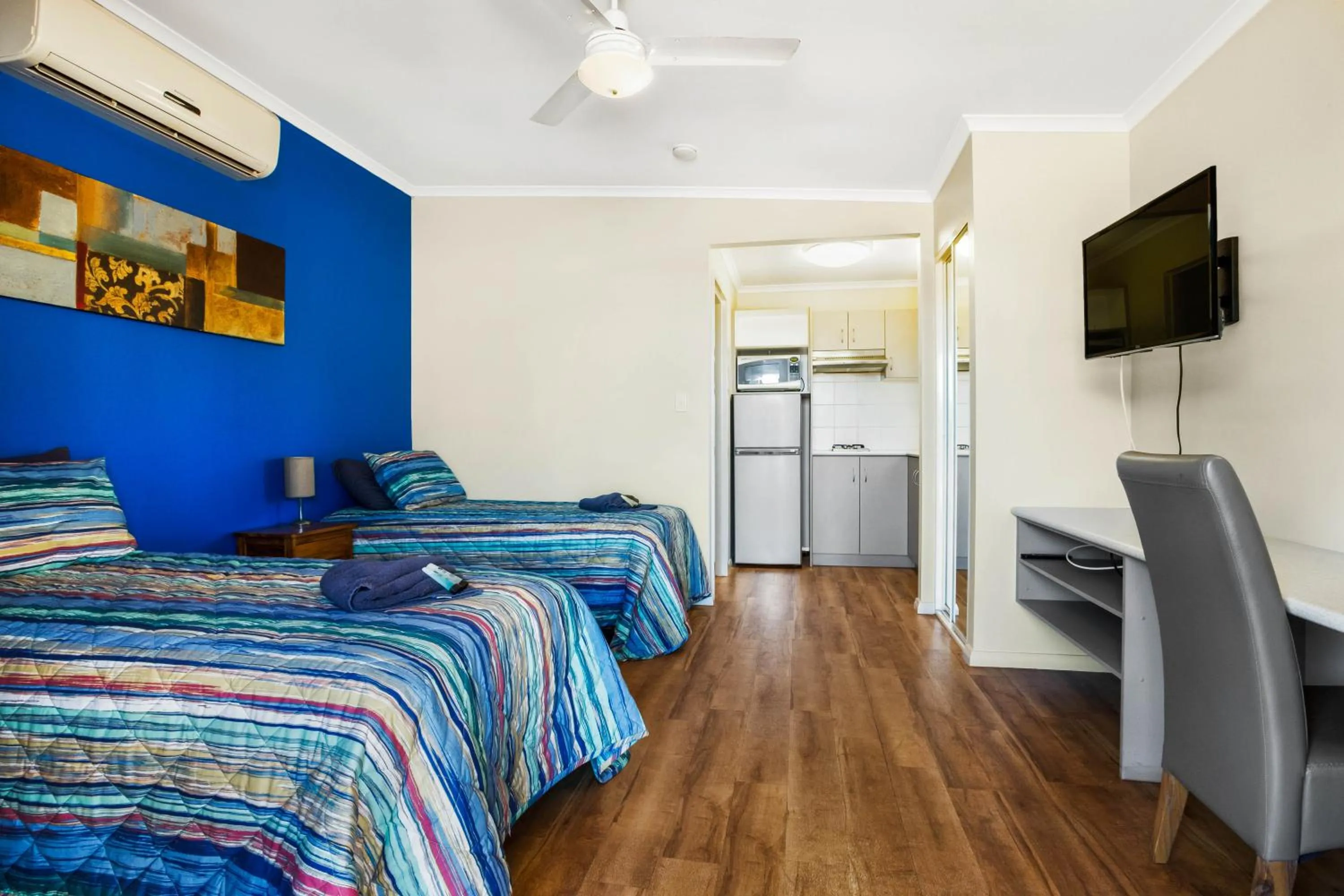 Photo of the whole room, Bed in The Cove Holiday Village