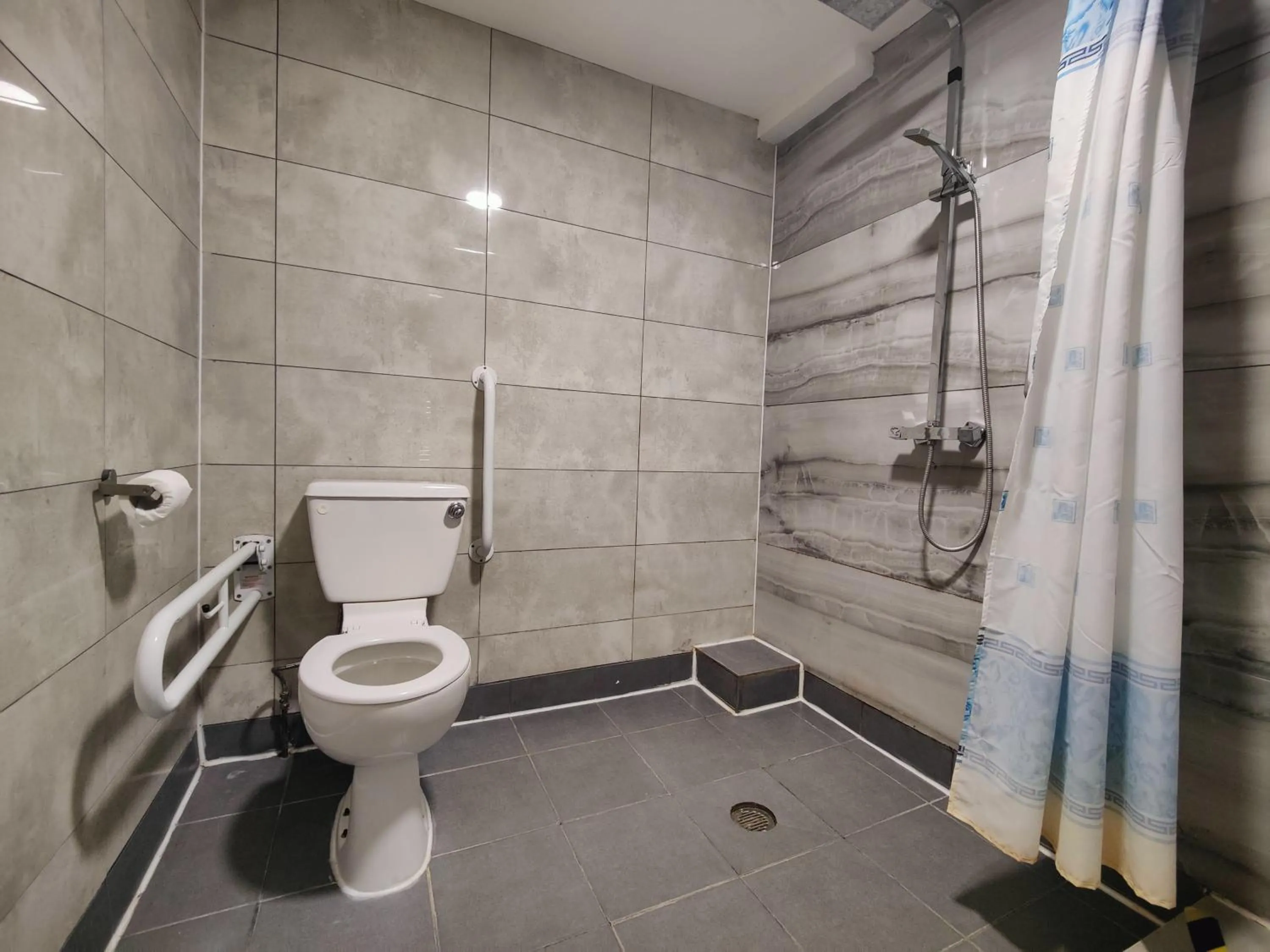 Bathroom in Wellesley Hotel