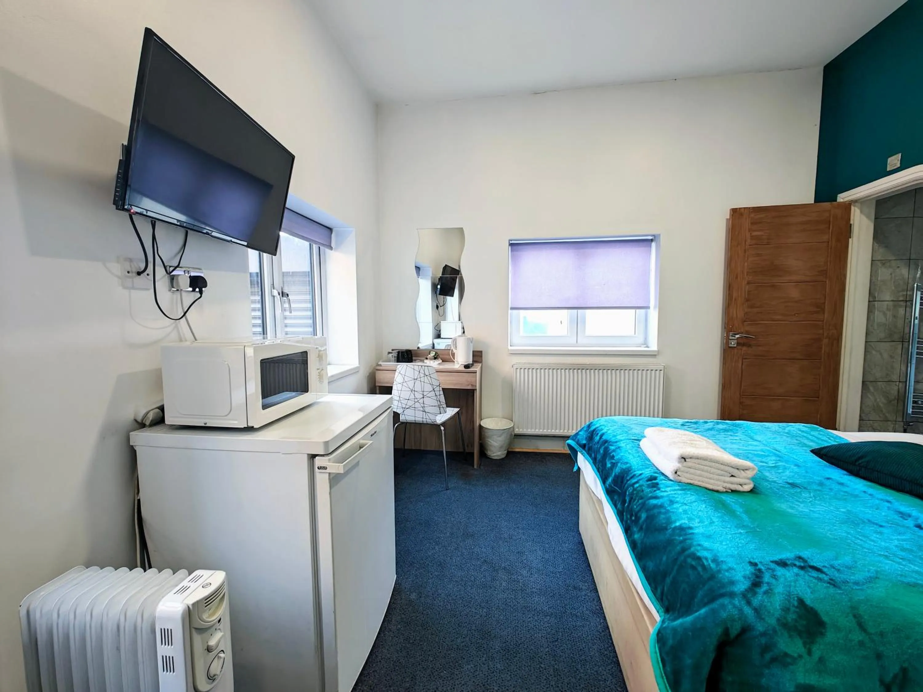 microwave, Bed in Wellesley Hotel