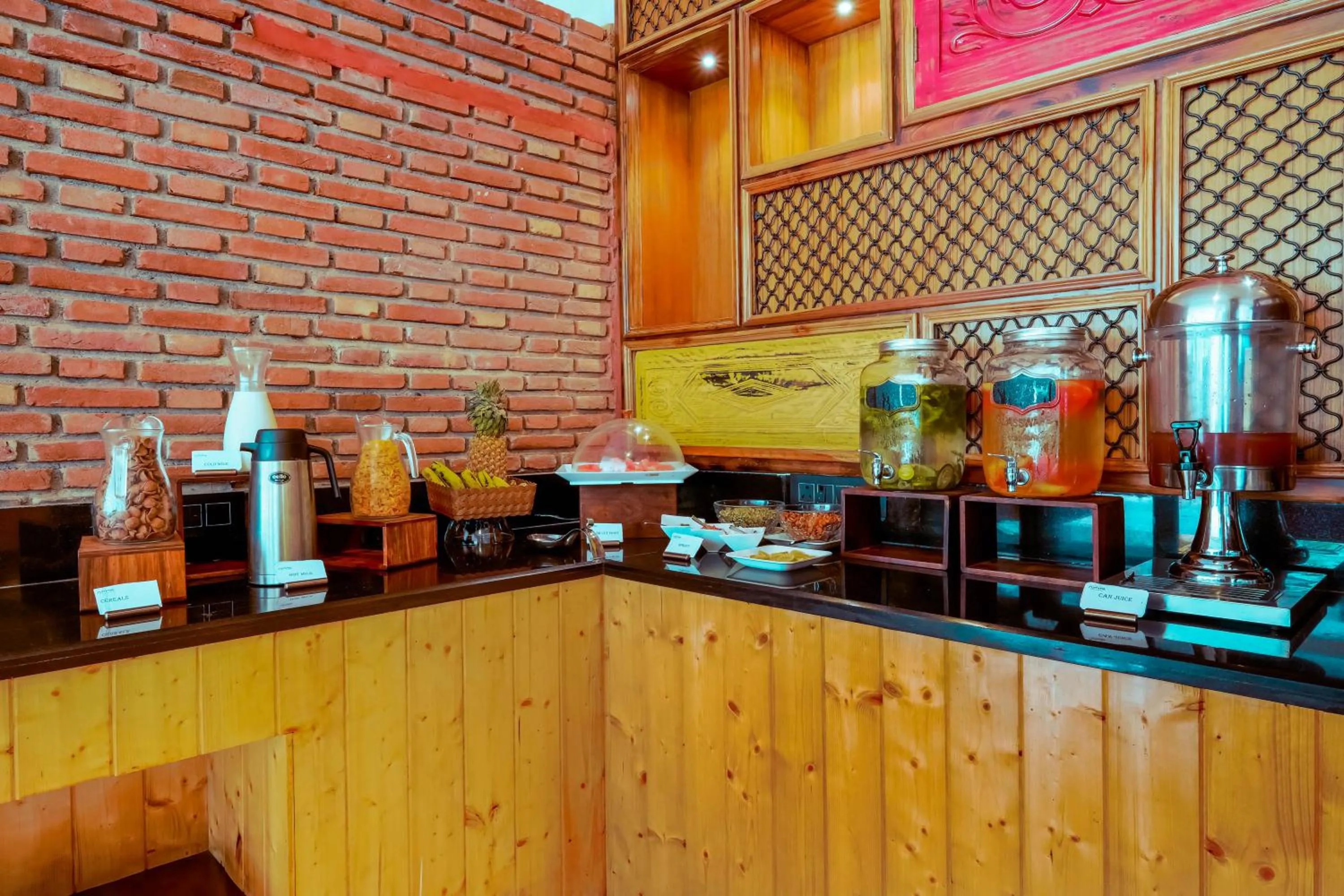 Food and drinks in Summit By The Ganges Beach Resort & Spa