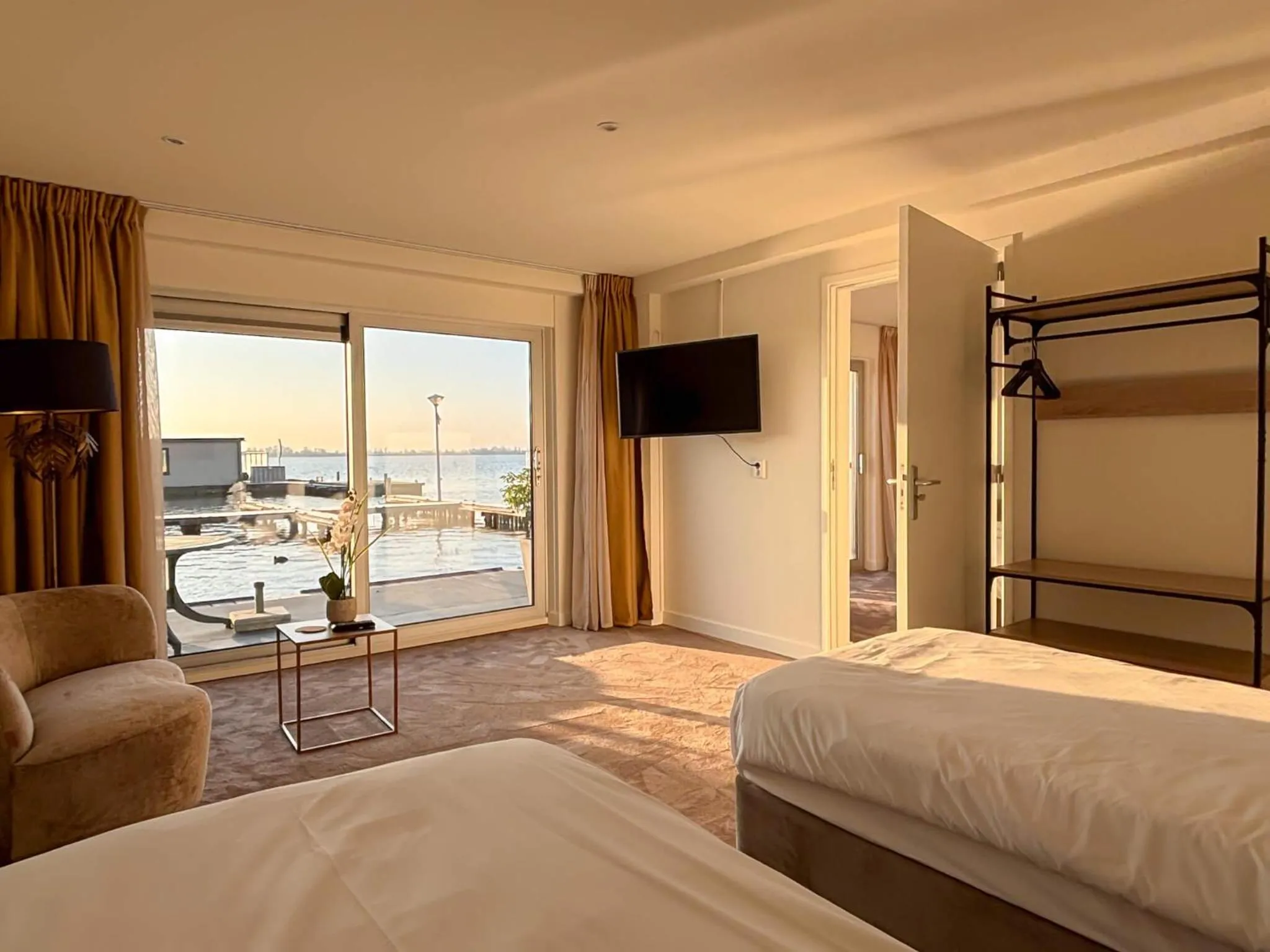 Photo of the whole room, Bed in VISSERSLUST Rooms, Apartments and Houseboats