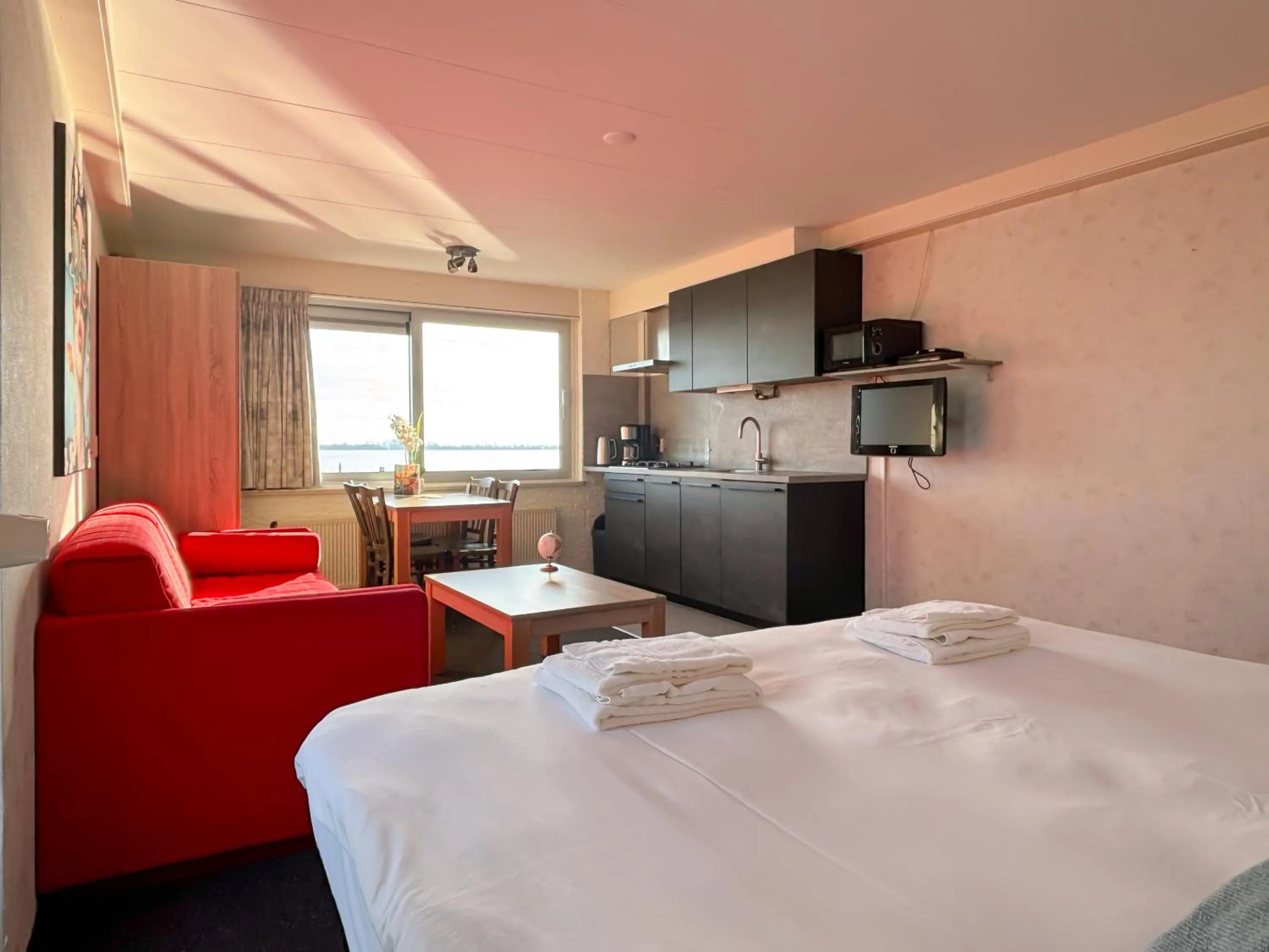 kitchen, Bed in VISSERSLUST Rooms, Apartments and Houseboats