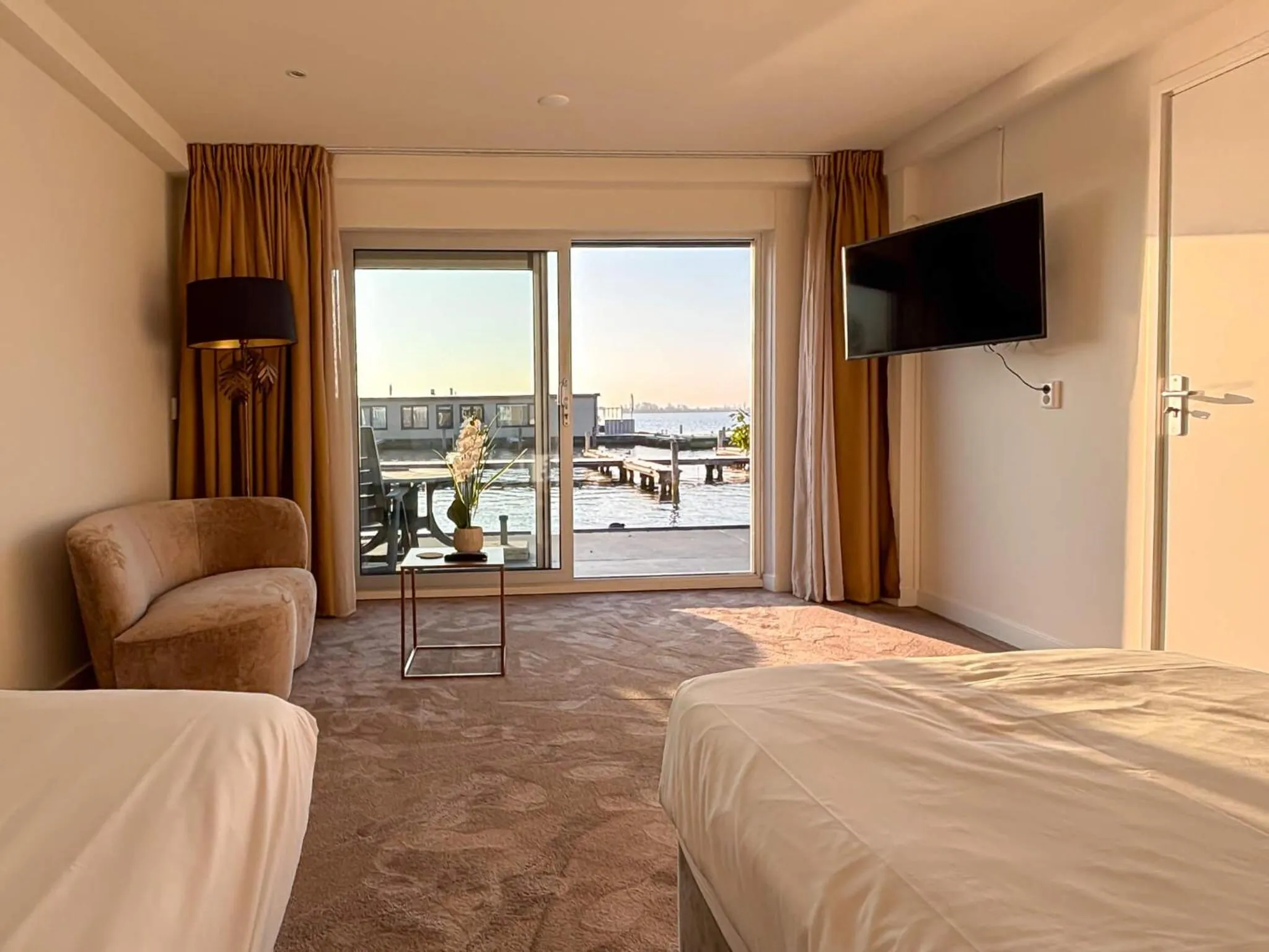 TV and multimedia, Bed in VISSERSLUST Rooms, Apartments and Houseboats