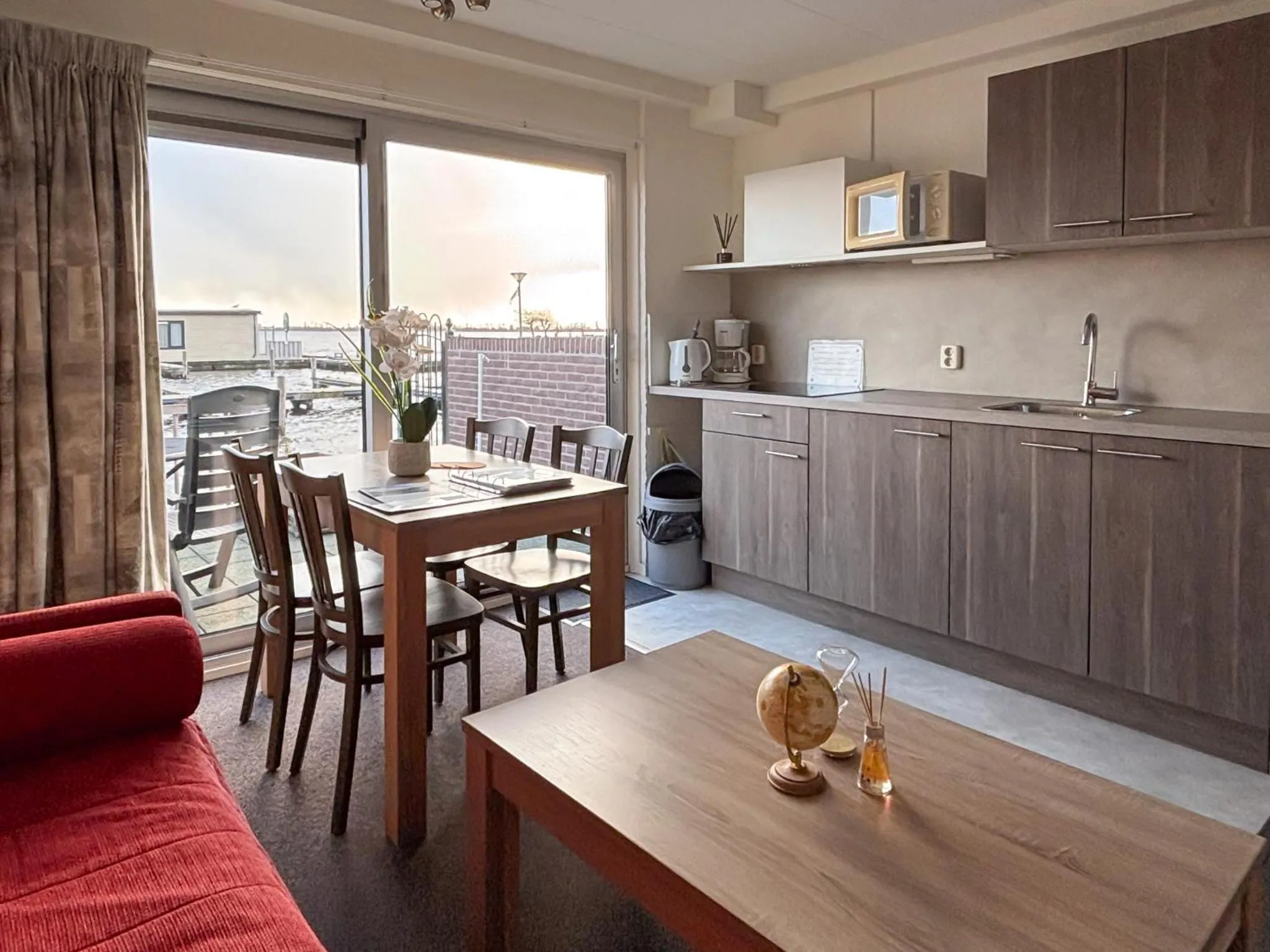 Kitchen or kitchenette in VISSERSLUST Rooms, Apartments and Houseboats