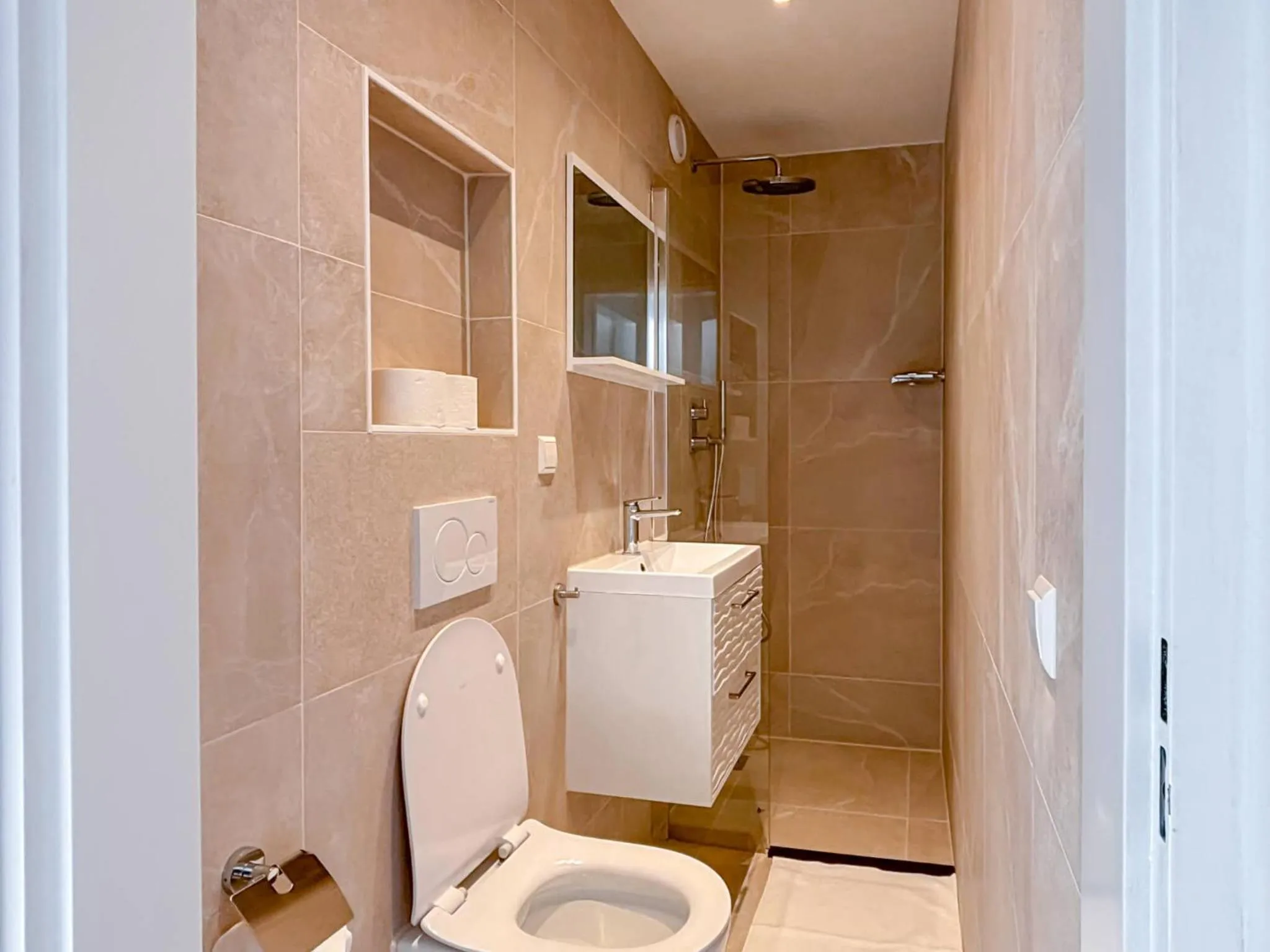 Shower in VISSERSLUST Rooms, Apartments and Houseboats