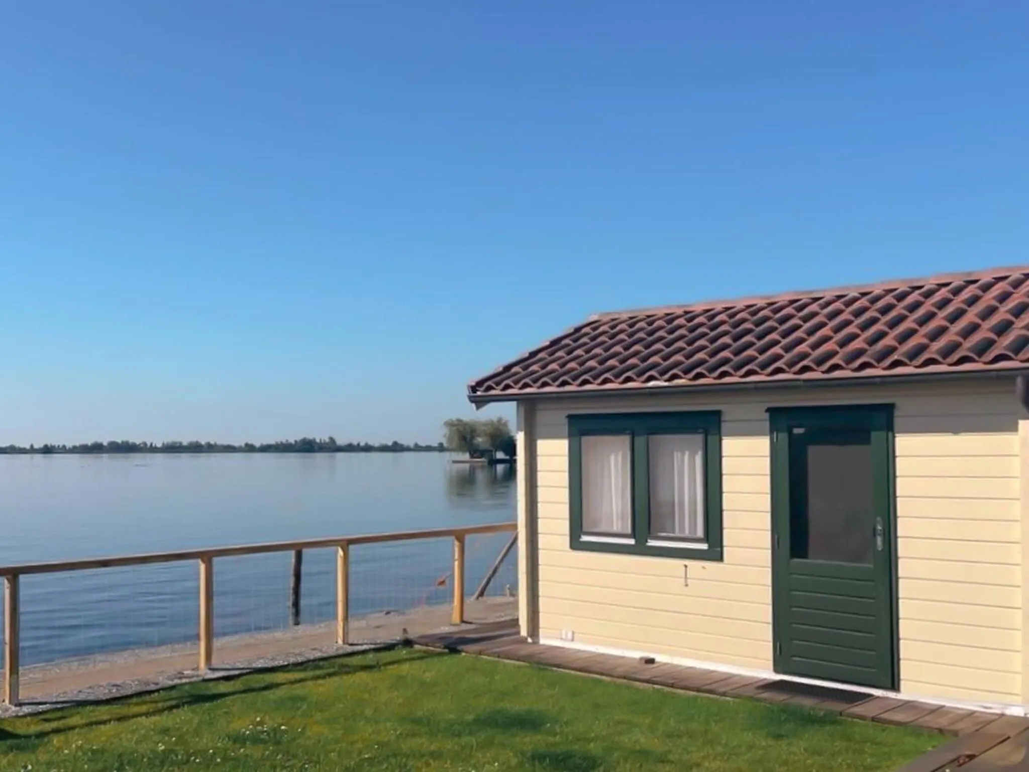 Garden in VISSERSLUST Rooms, Apartments and Houseboats