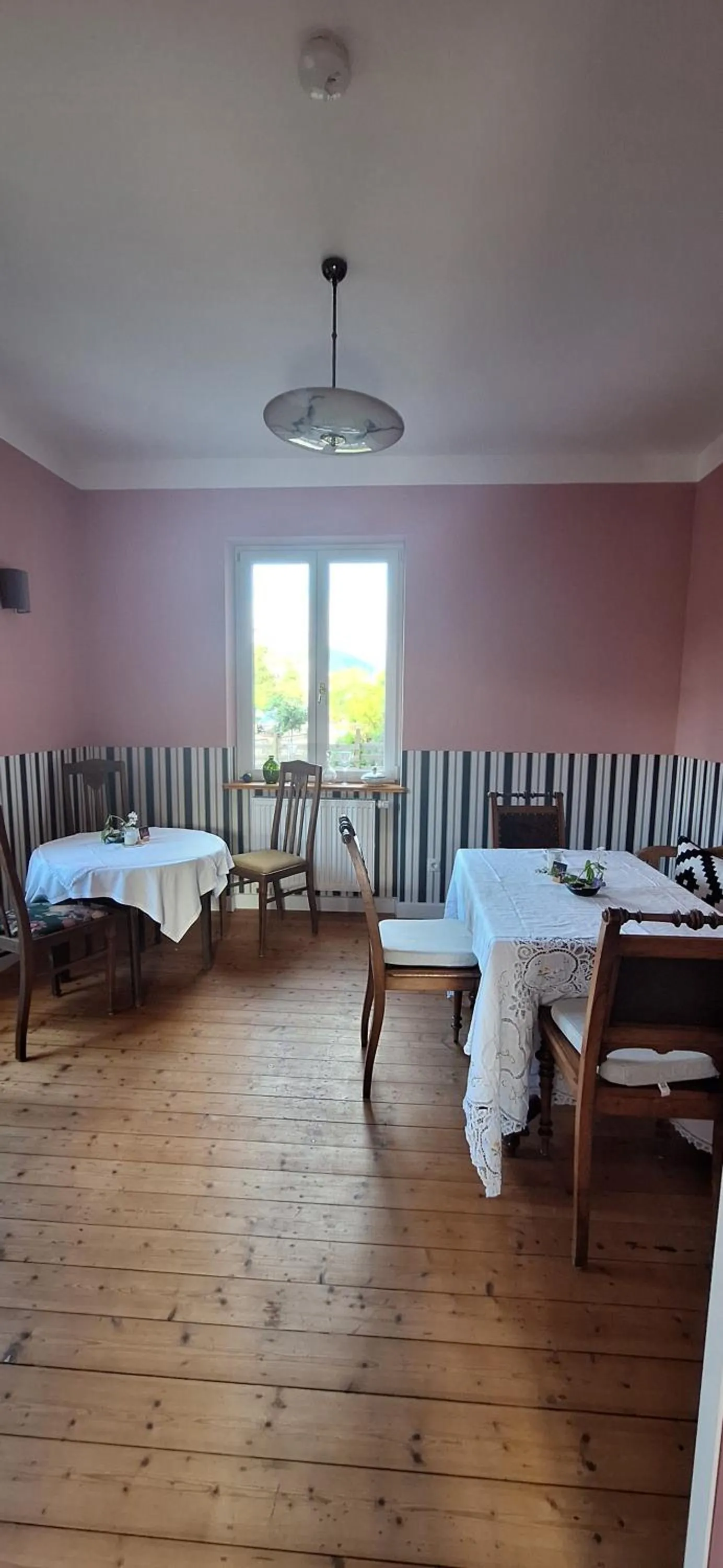 Communal lounge/ TV room, Bed in Emmas