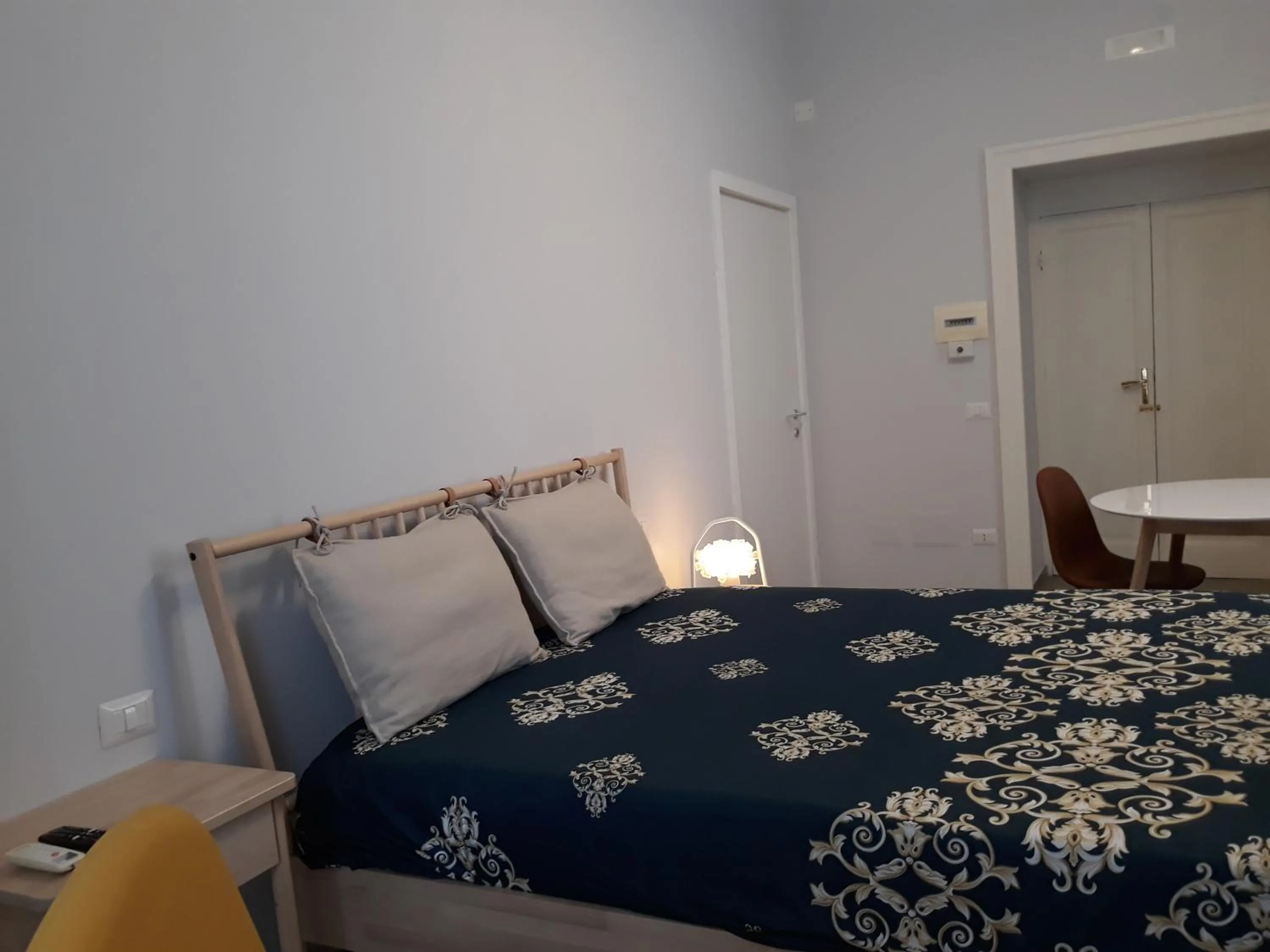 Bed in Piano Nobile by Napoliapartments