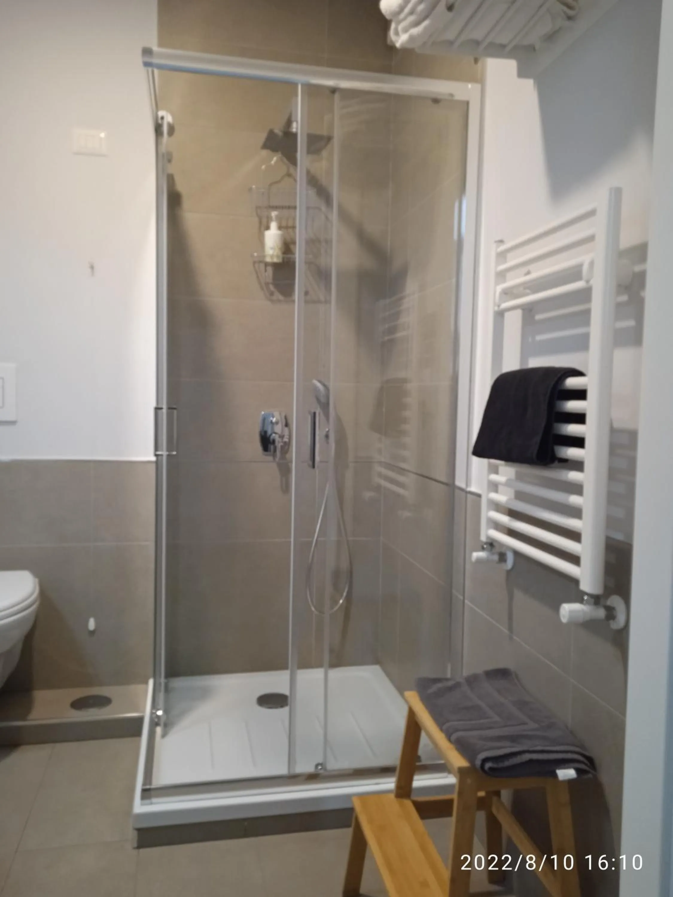 Shower in Piano Nobile by Napoliapartments