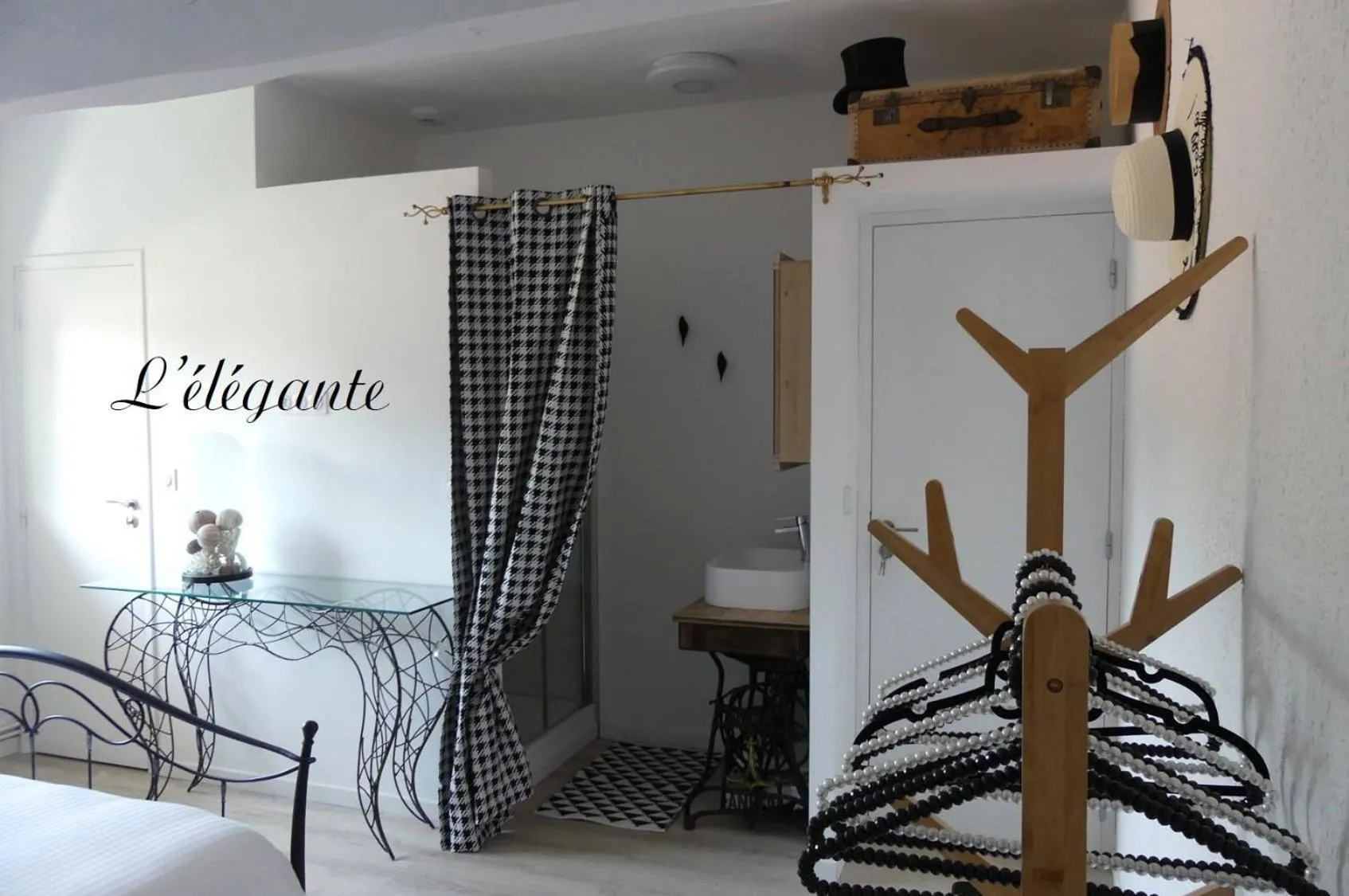 Bedroom, Bed in Bleuvelours