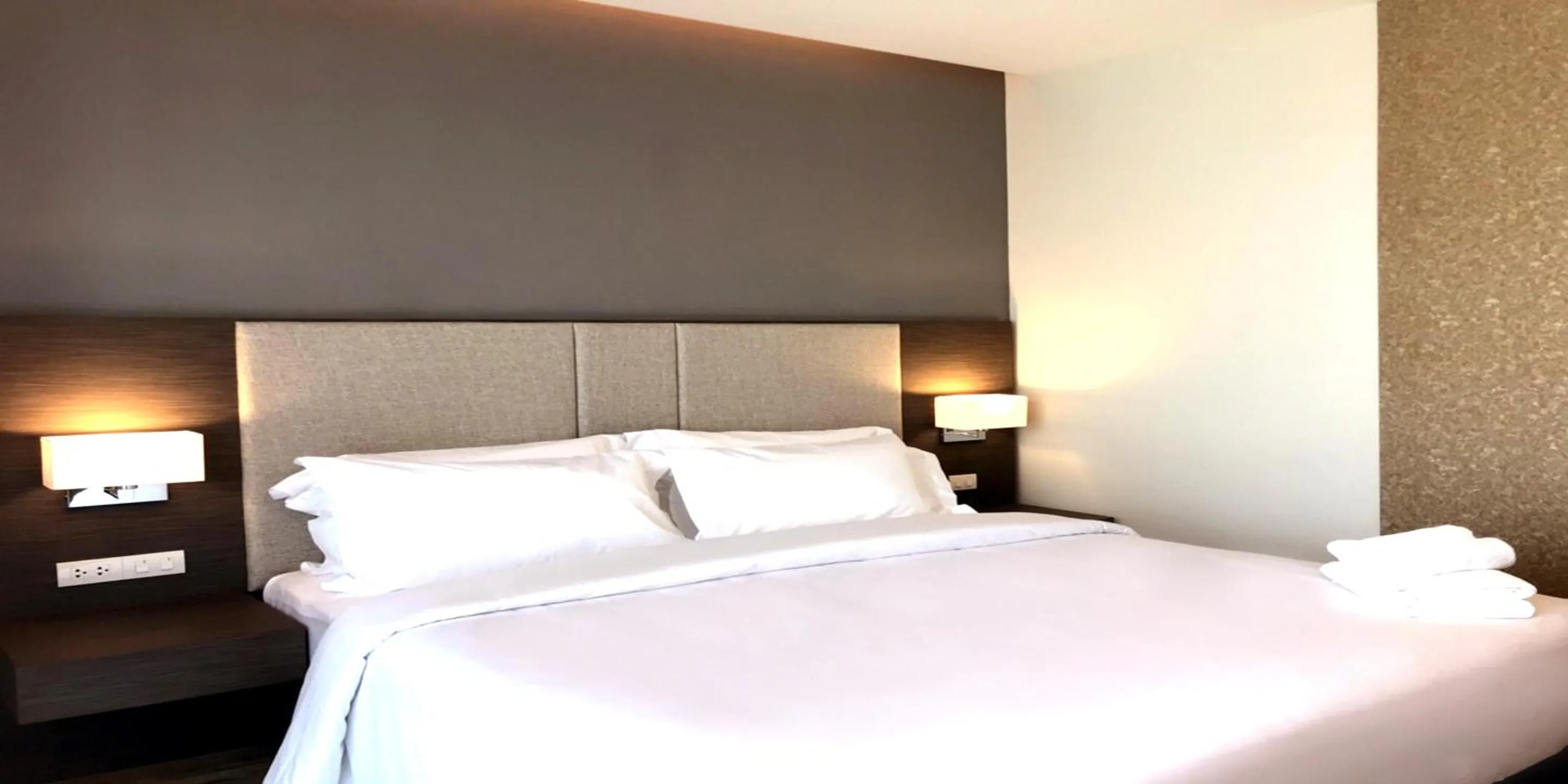 Bedroom, Bed in Fortune Hotel Buriram