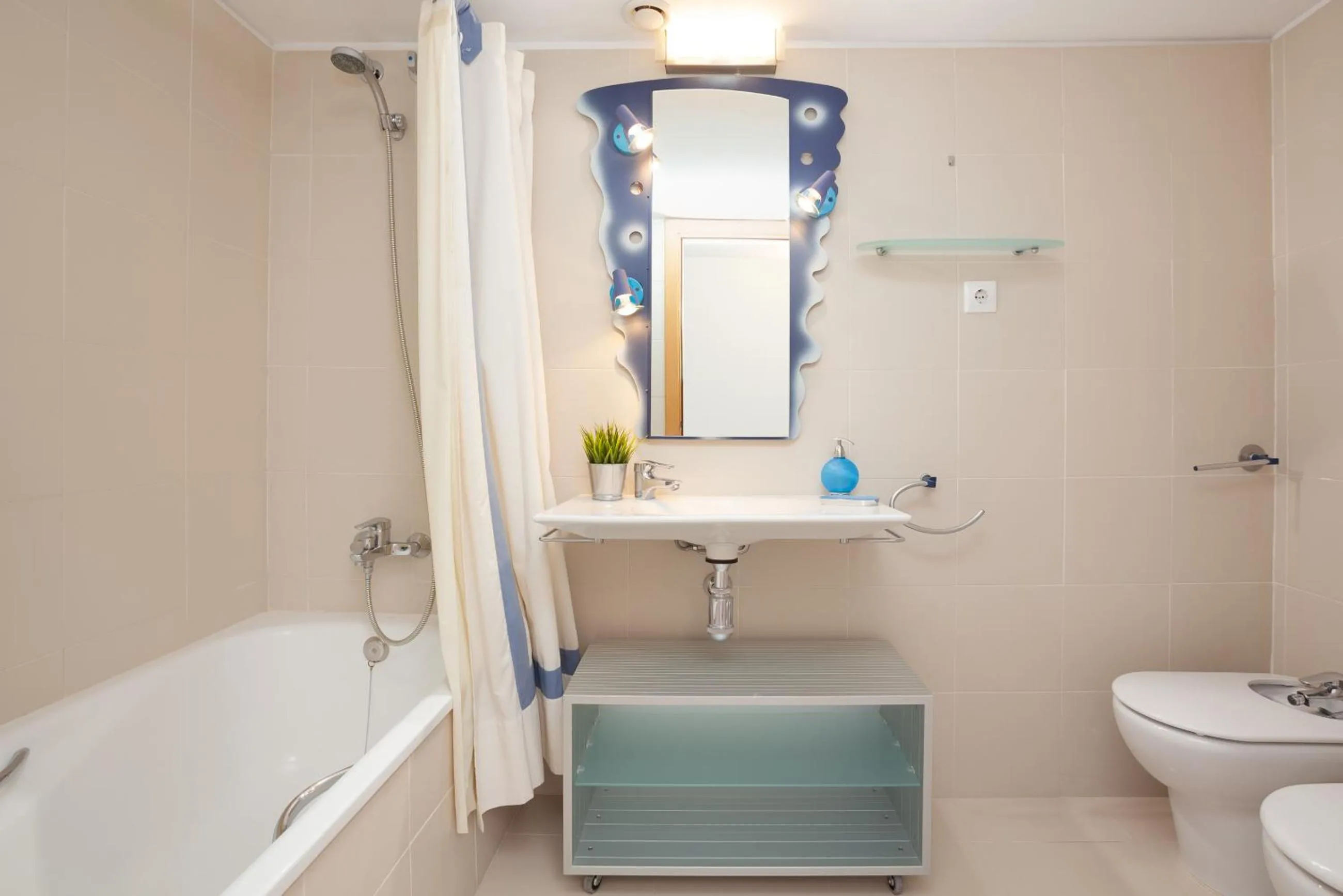 Bathroom in Lets Holidays Excellent apartment next beach 6