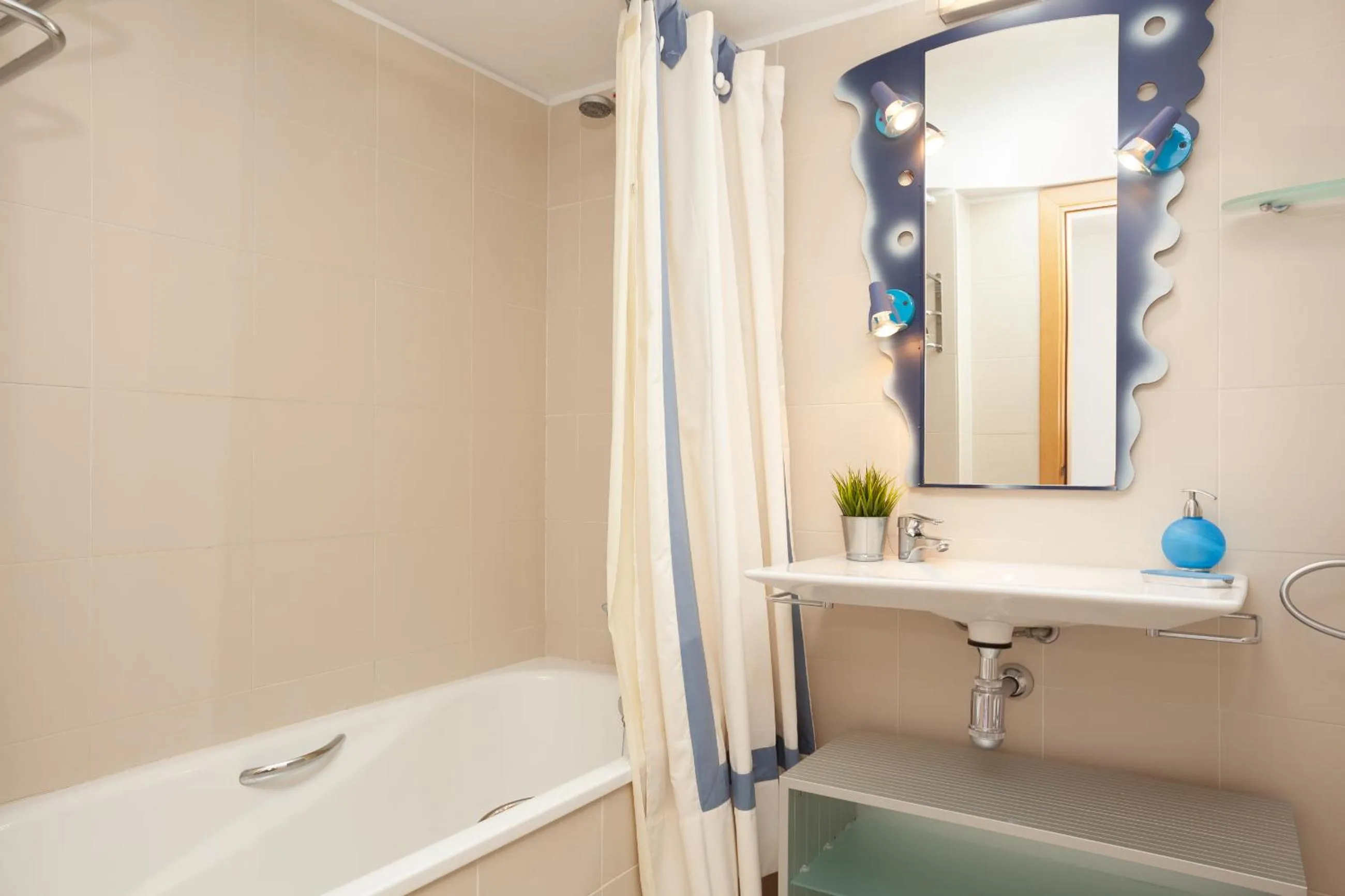 Bathroom in Lets Holidays Excellent apartment next beach 6