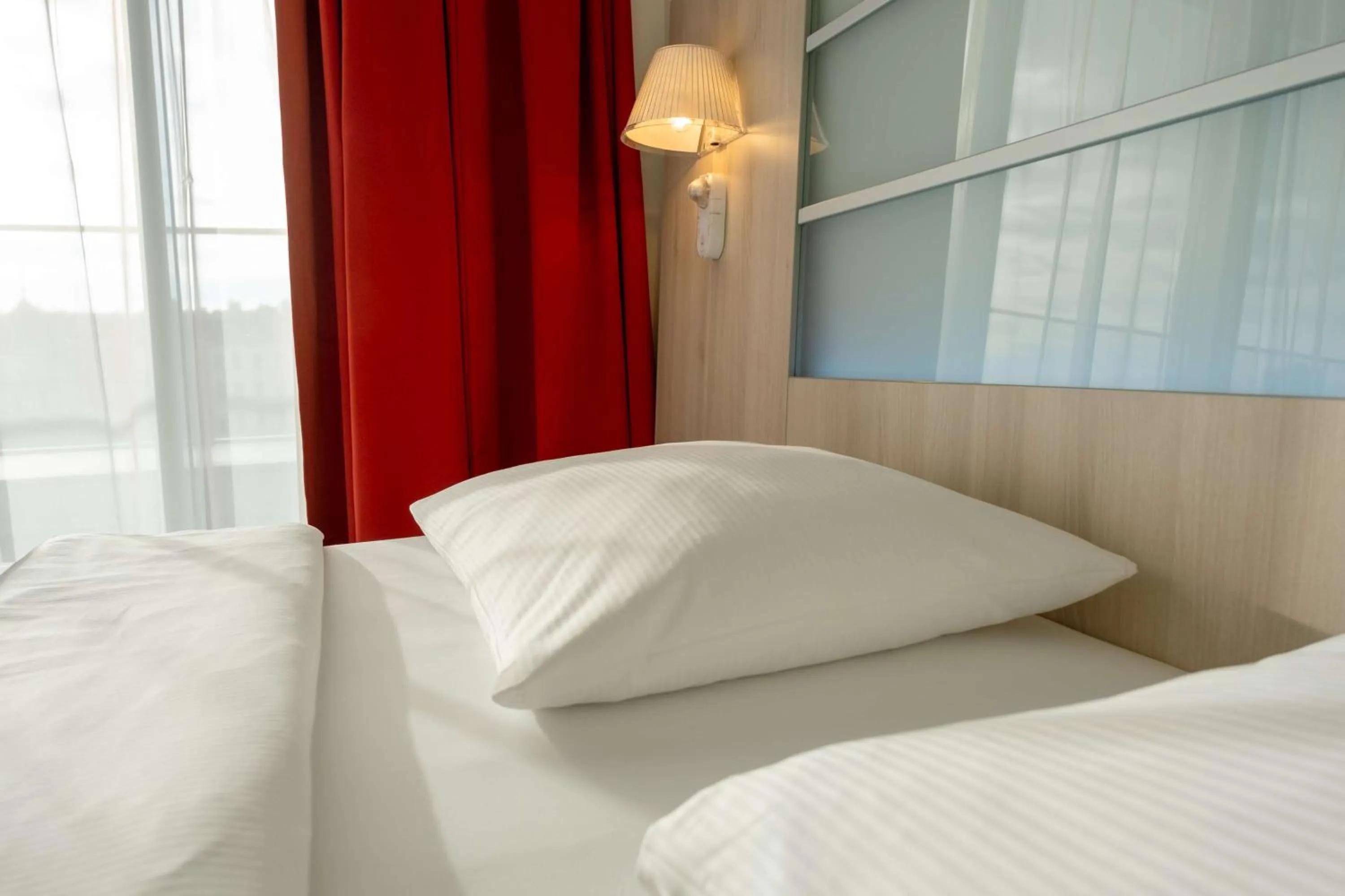 Photo of the whole room, Bed in Park Inn by Radisson Linz