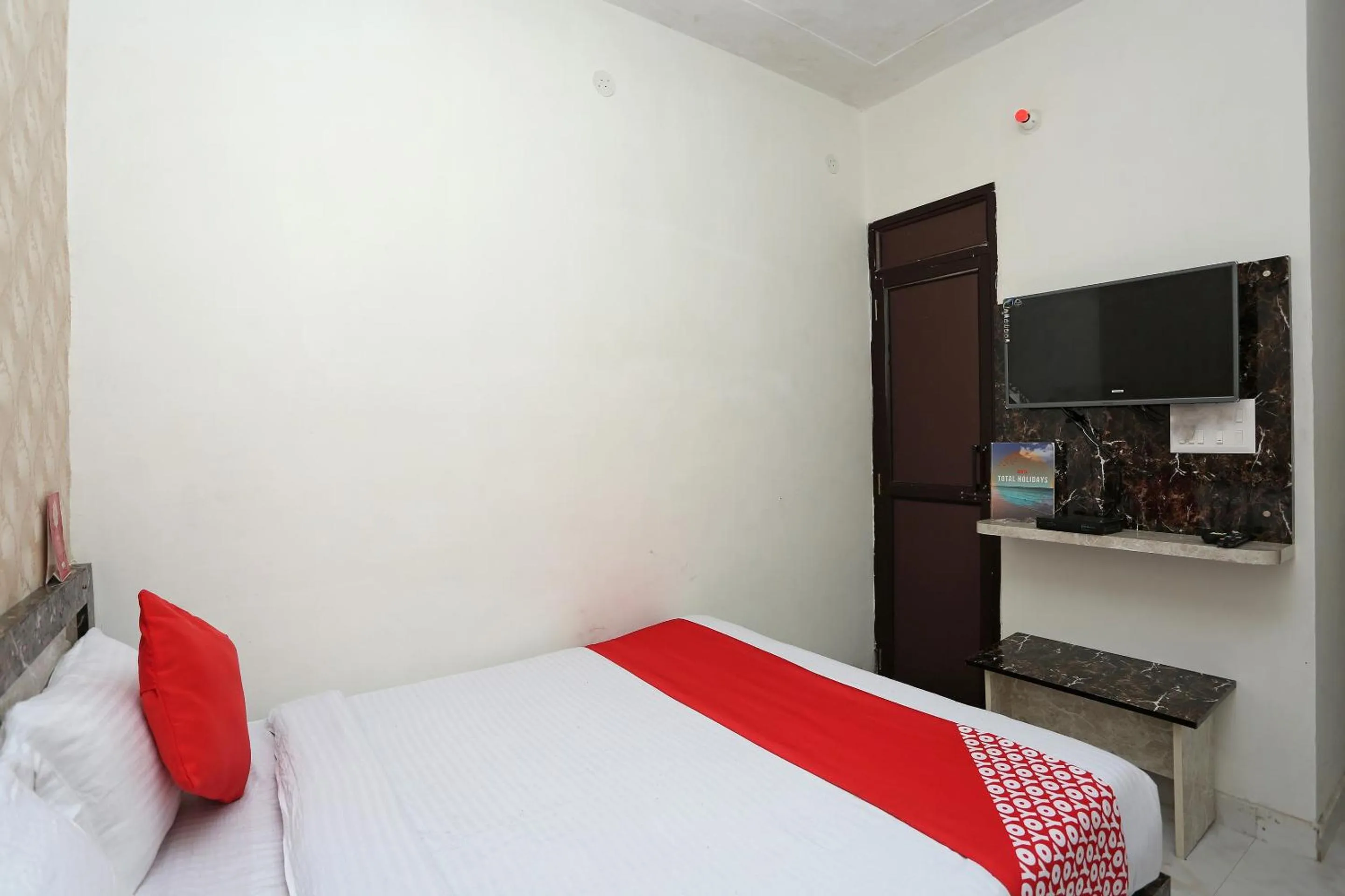 Bedroom, Bed in Hotel O Blue Moon