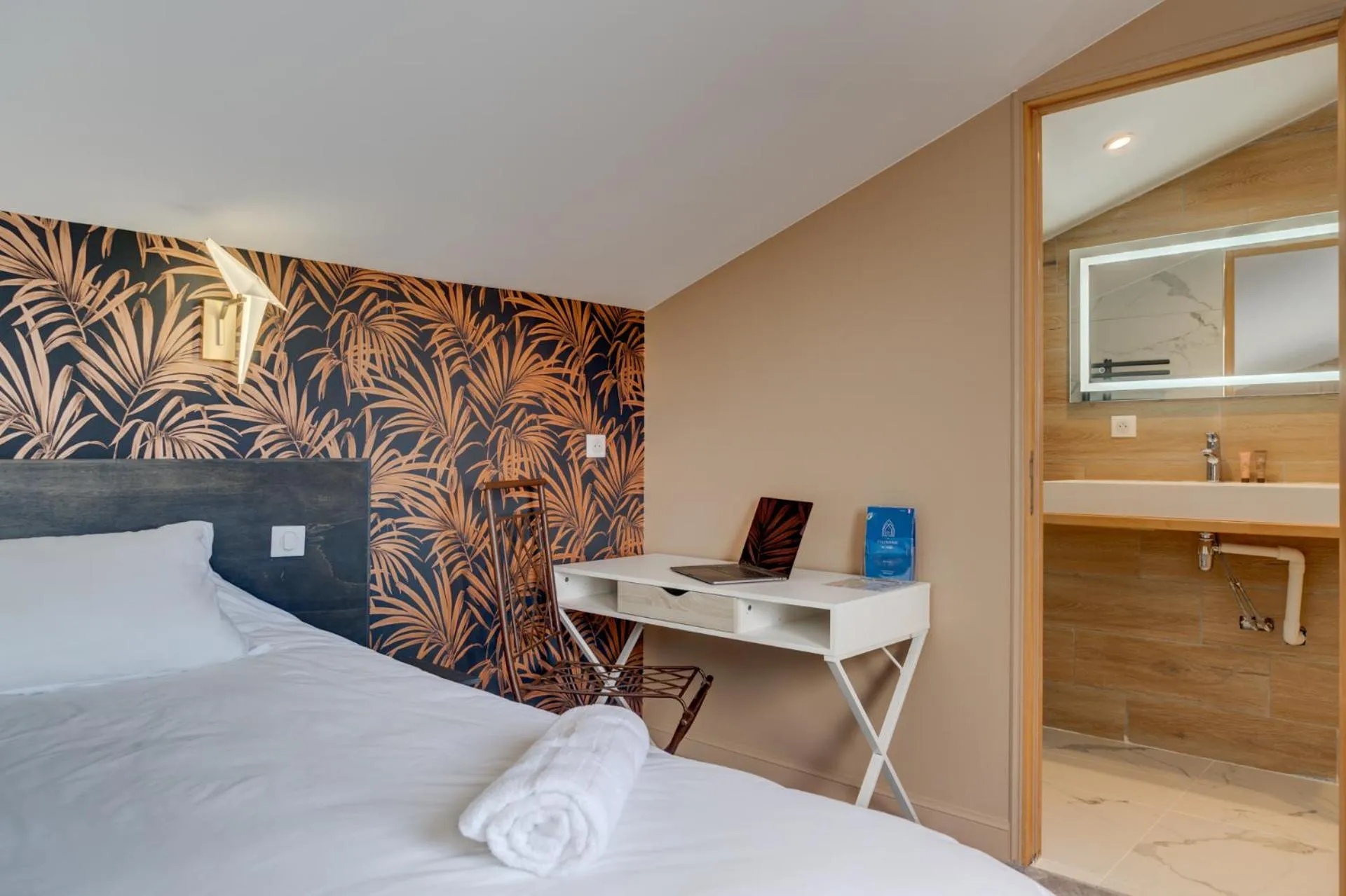 Bed in Hôtel Une Chambre en Ville