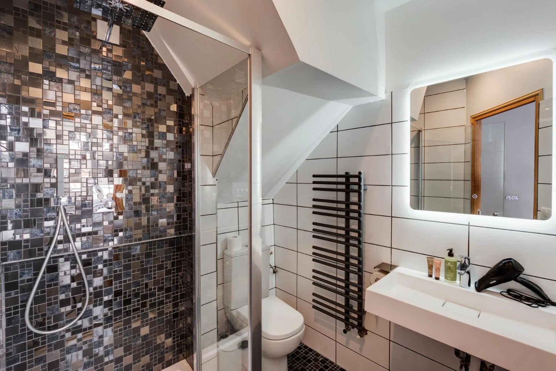 Bathroom in Hôtel Une Chambre en Ville