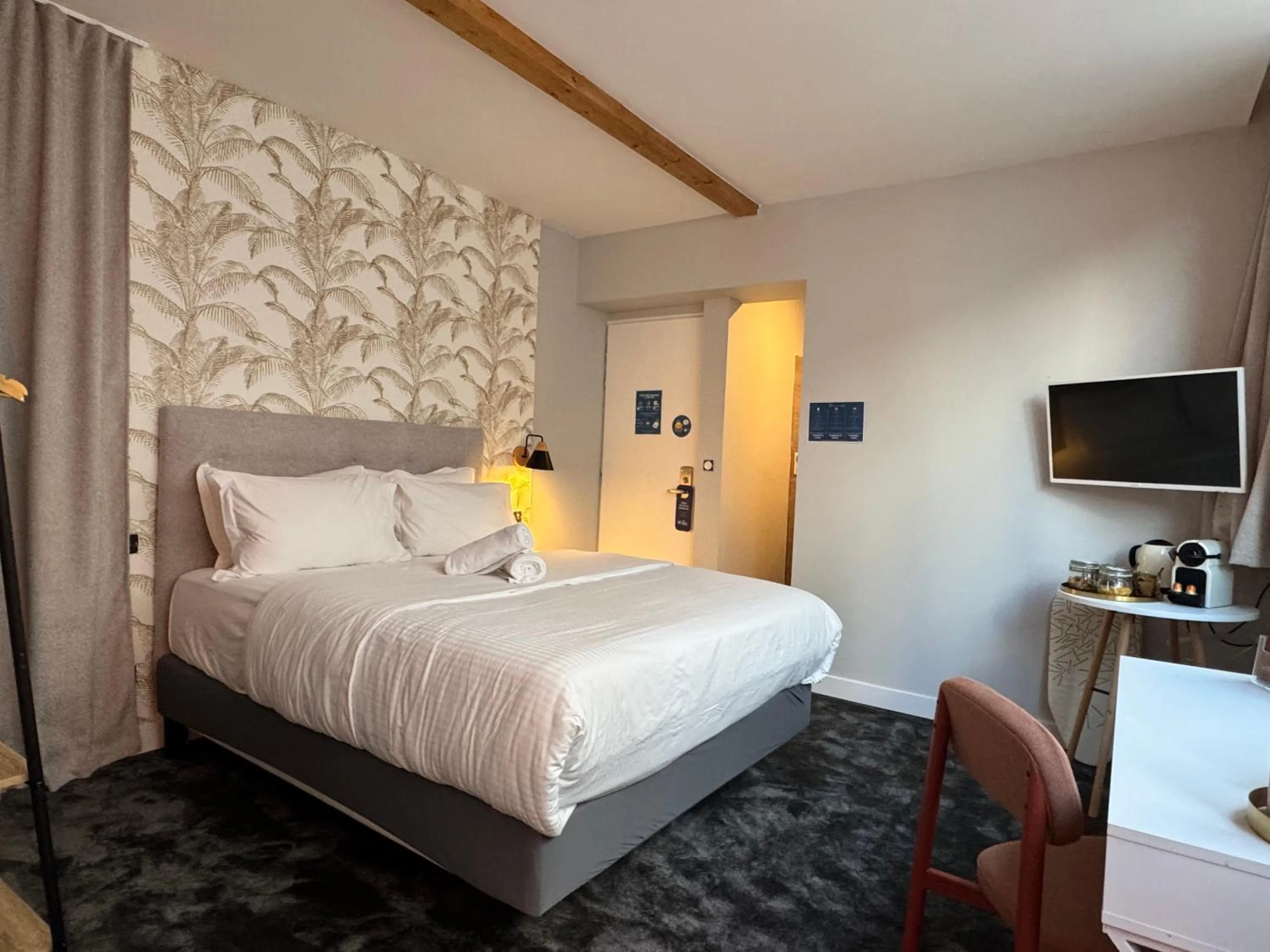 Photo of the whole room, Bed in Hôtel Une Chambre en Ville