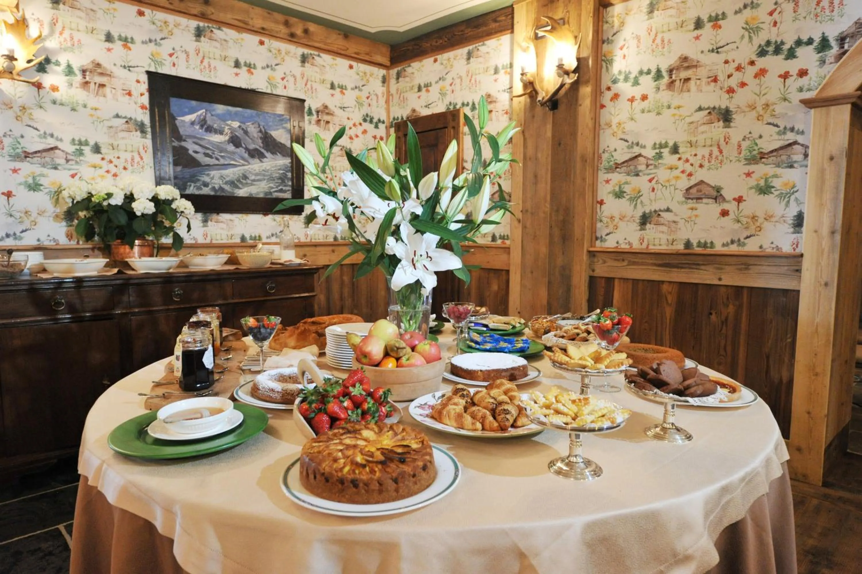 Buffet breakfast in Hotel Bucaneve