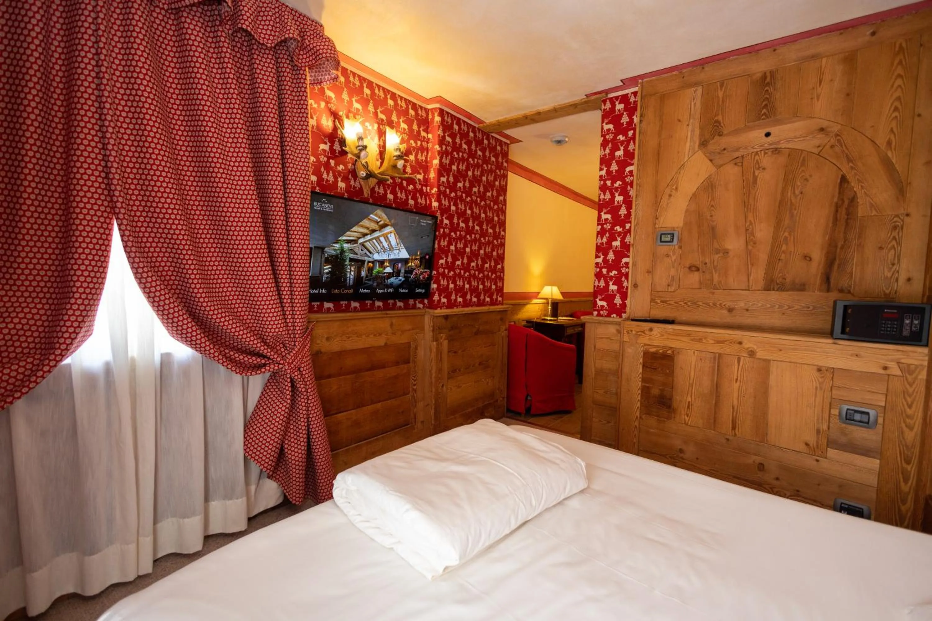 TV and multimedia, Bed in Hotel Bucaneve