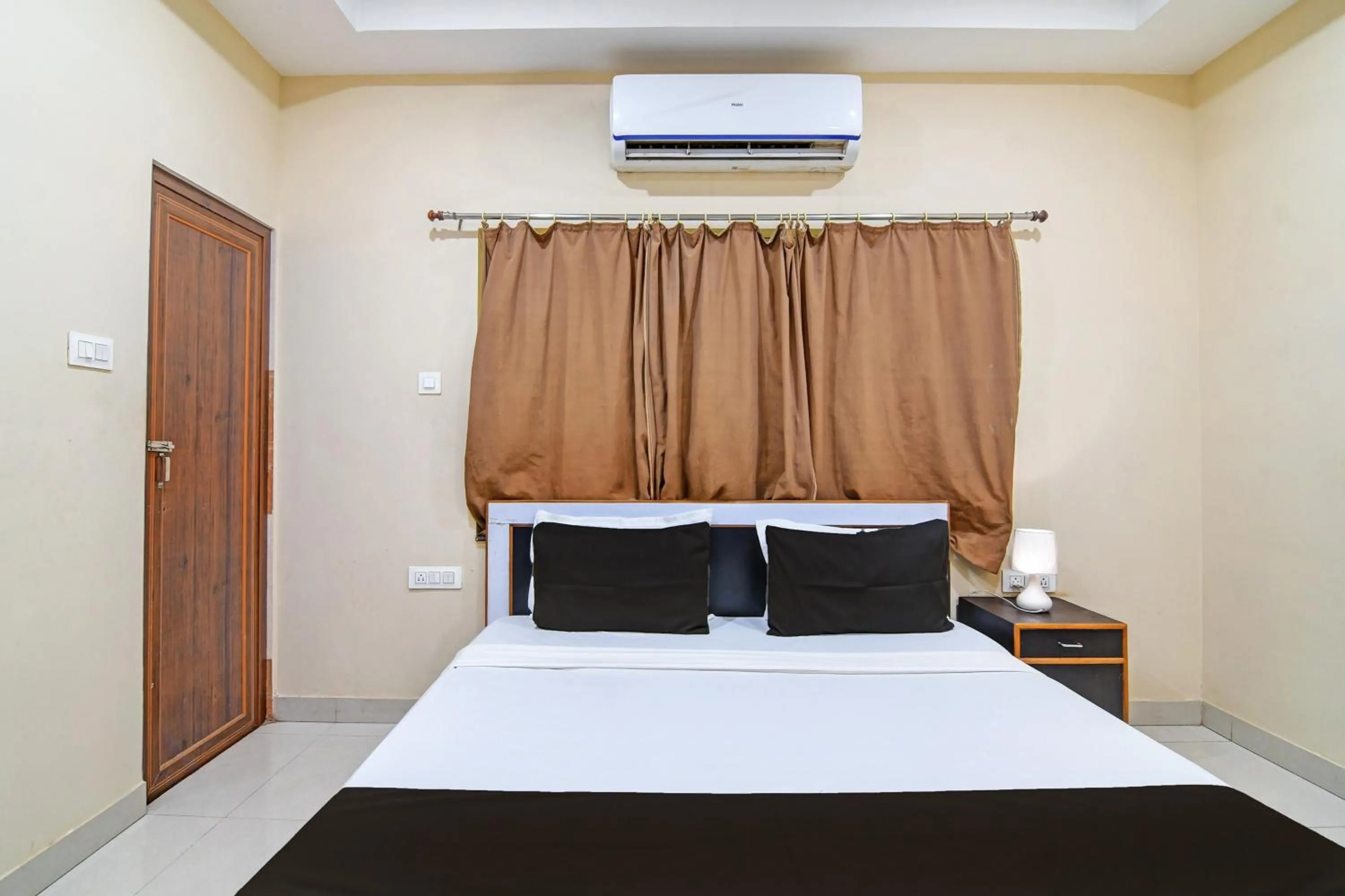 Bedroom, Bed in Archie Oasis