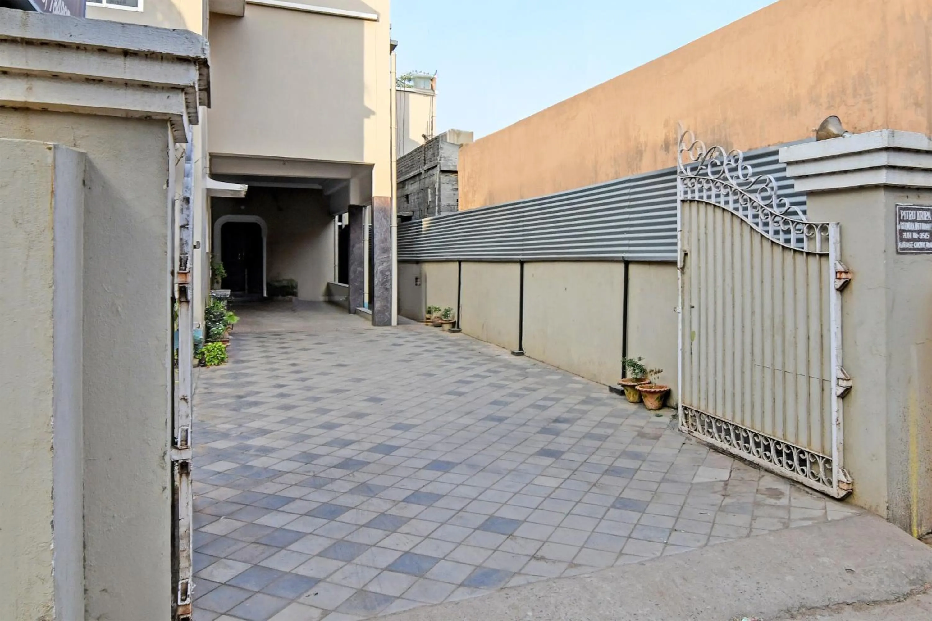 Facade/entrance in Archie Oasis