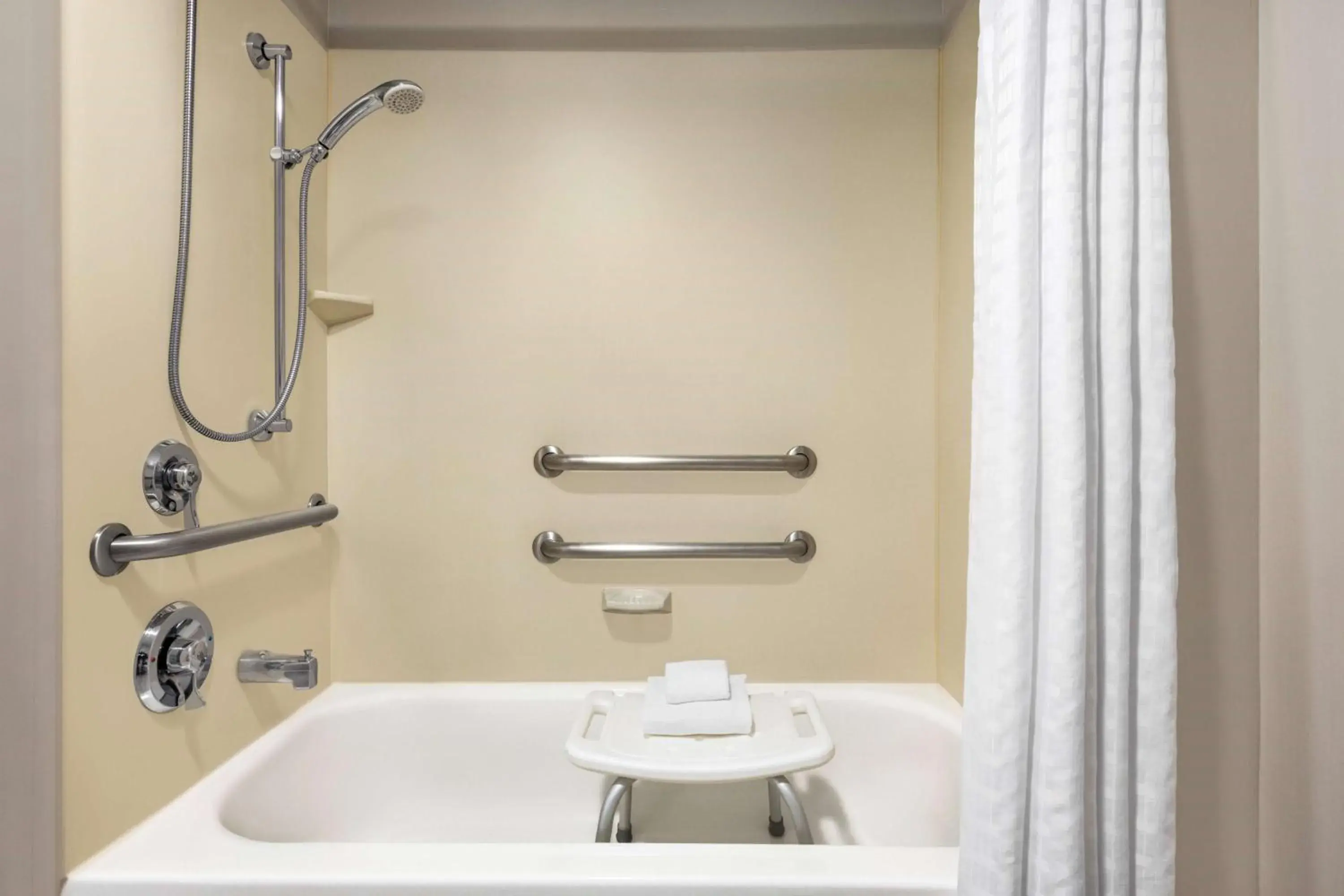 Bathroom in La Quinta by Wyndham Newark - Elkton Bathroom in La Quinta by Wyndham Newark - Elkton