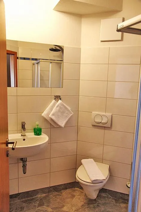 Bathroom in Hotel zur Brücke