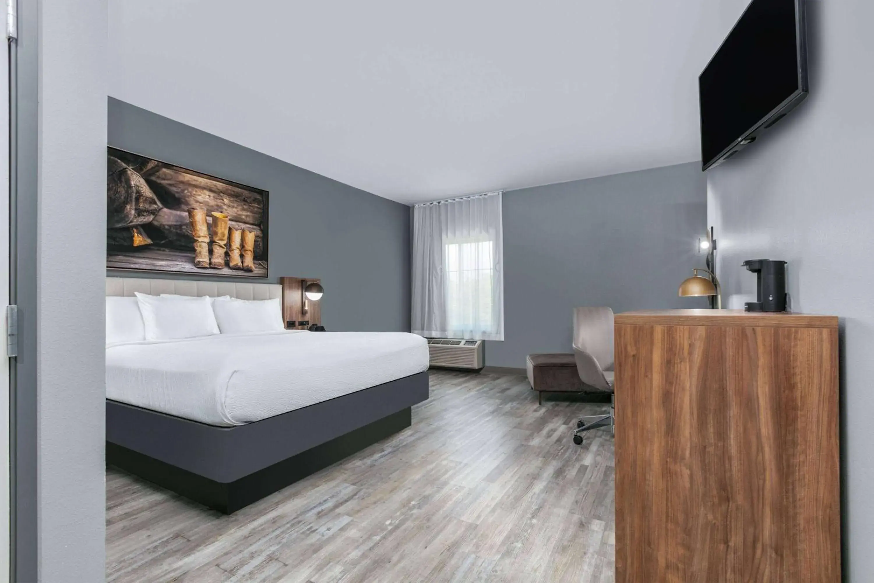 King Room with Bath Tub - Mobility/Hearing Accessible - Non-Smoking in La Quinta by Wyndham Decatur King Room with Bath Tub - Mobility/Hearing Accessible - Non-Smoking in La Quinta by Wyndham Decatur