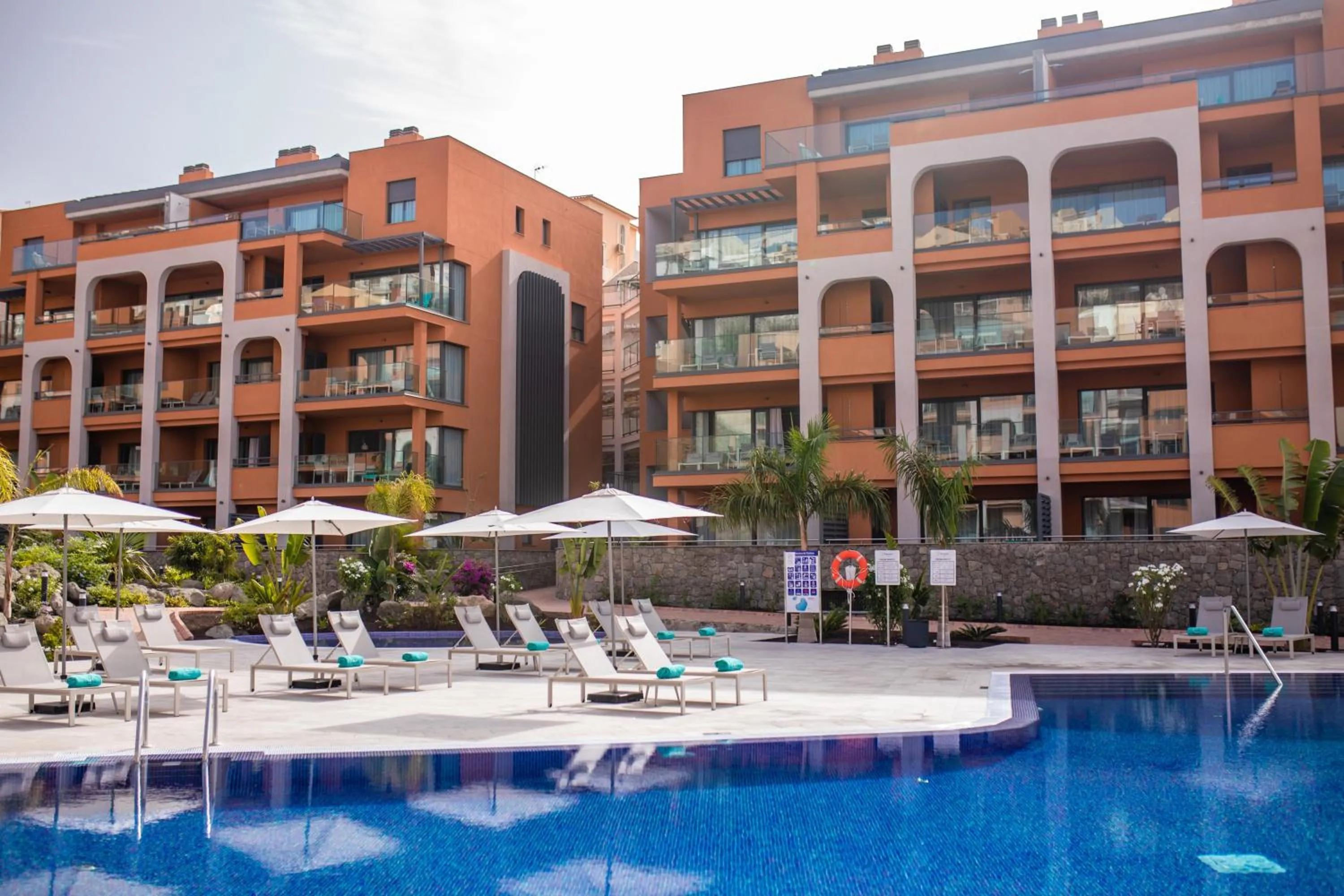 Swimming pool in Arguineguín Park By Servatur VV