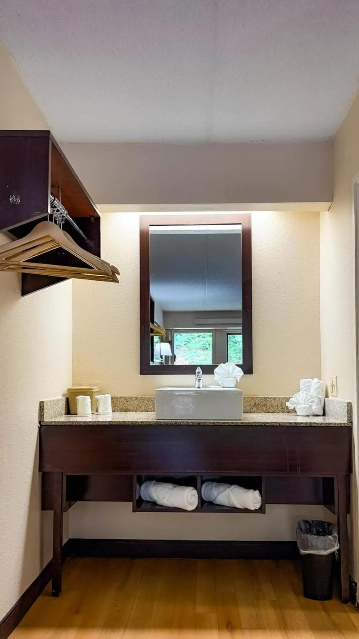 Bathroom, Bed in Motel 6 Smyrna, GA