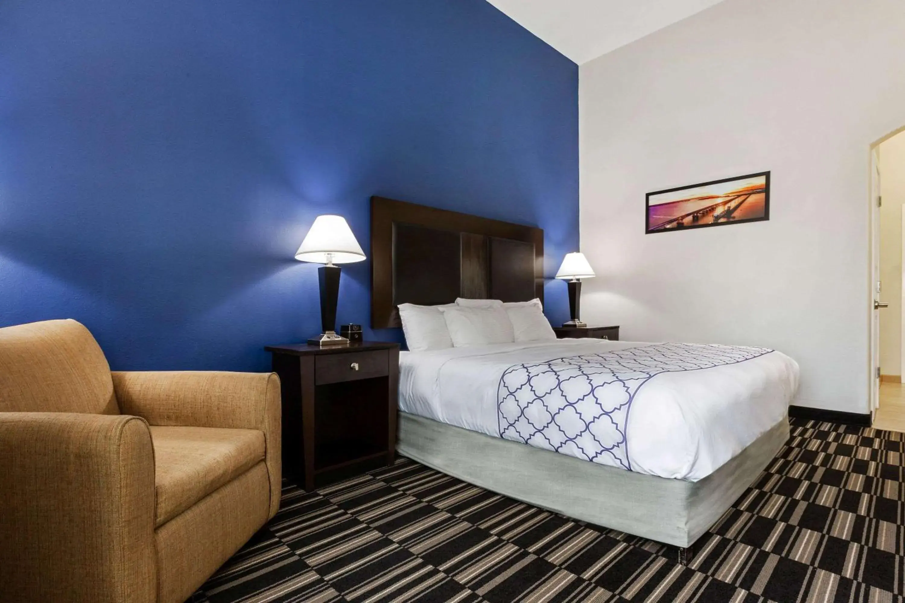 Bed in La Quinta by Wyndham Alvin Bed in La Quinta by Wyndham Alvin