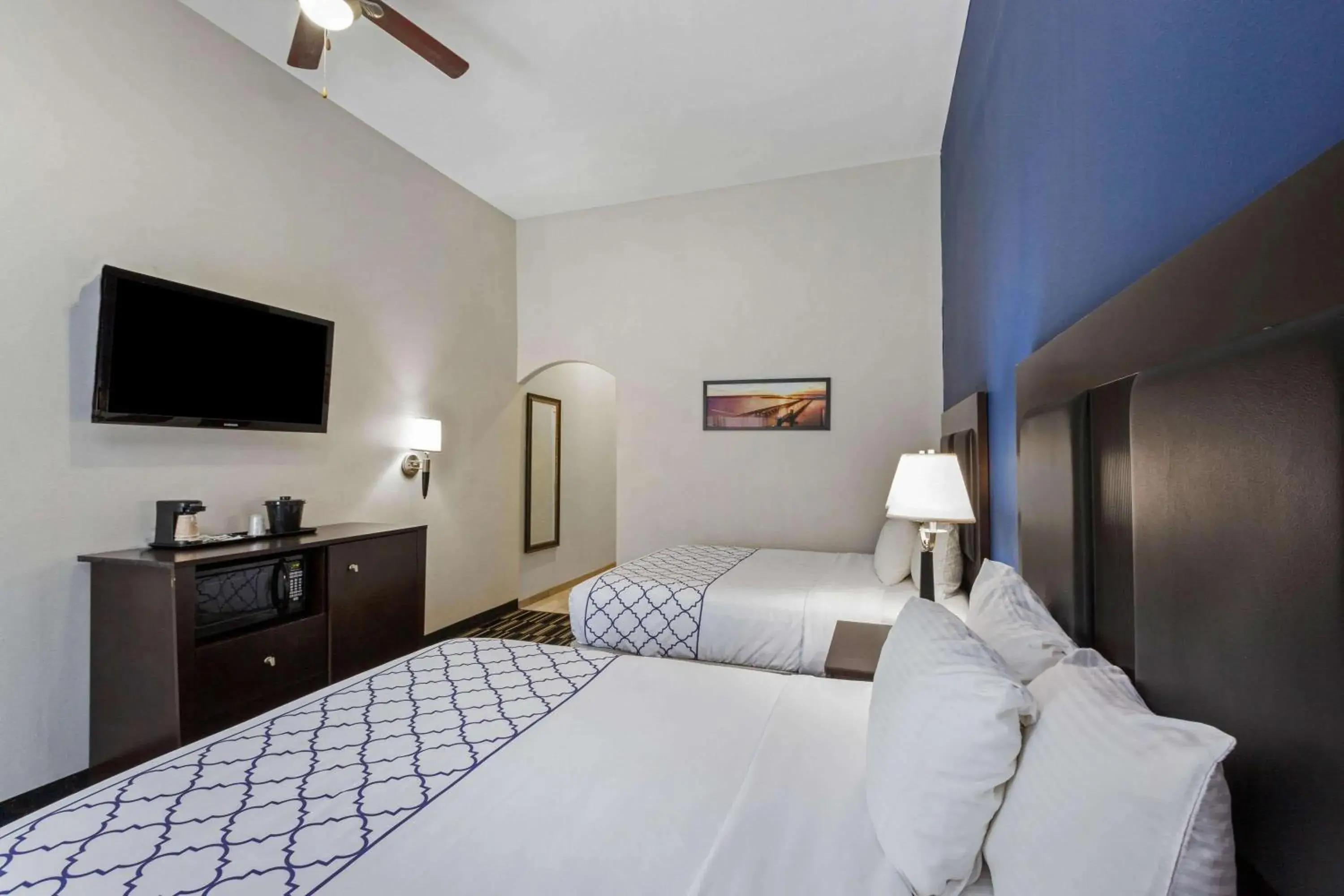 Bed in La Quinta by Wyndham Alvin Bed in La Quinta by Wyndham Alvin