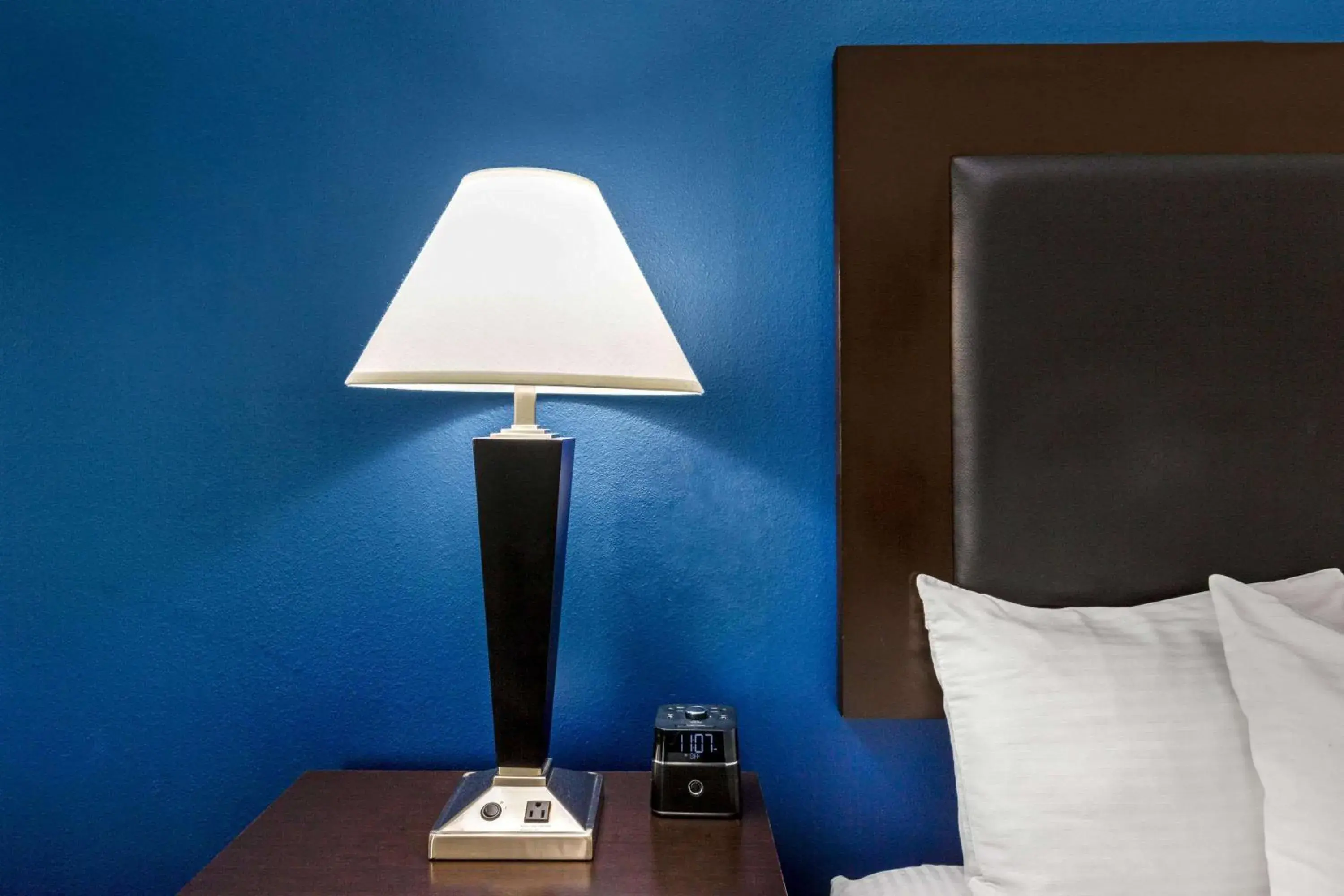 King Room with Bath Tub - Mobility/Hearing Accessible - Non-Smoking in La Quinta by Wyndham Alvin King Room with Bath Tub - Mobility/Hearing Accessible - Non-Smoking in La Quinta by Wyndham Alvin