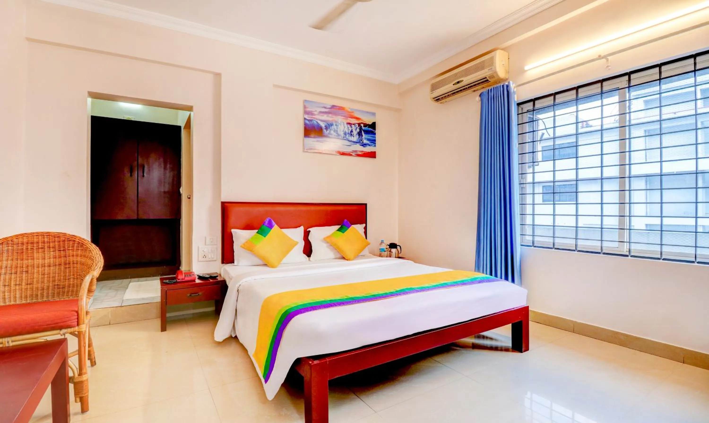 Restaurant/places to eat, Bed in Itsy Hotels Ammu Regency