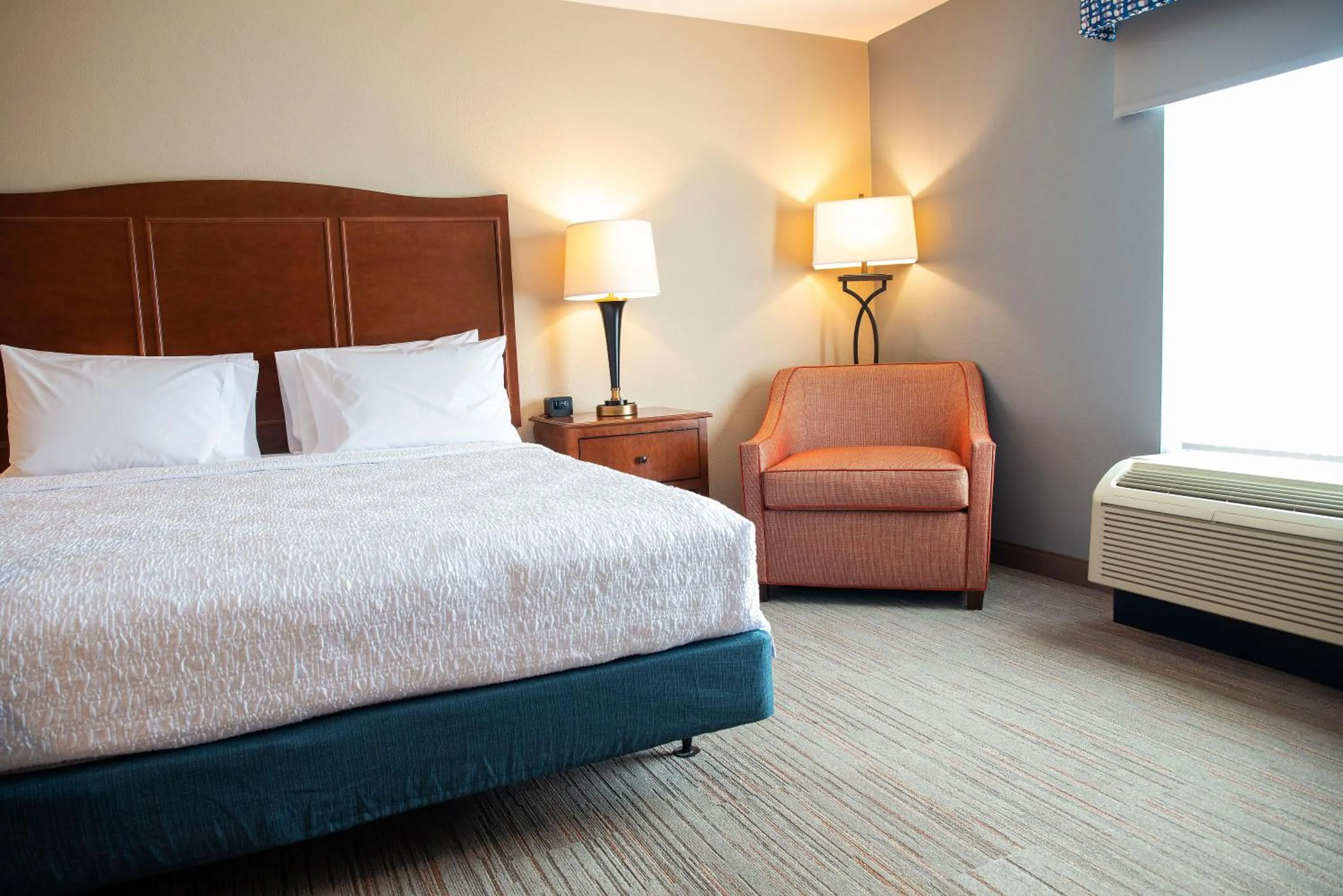 Bed in Hampton Inn & Suites Jacksonville