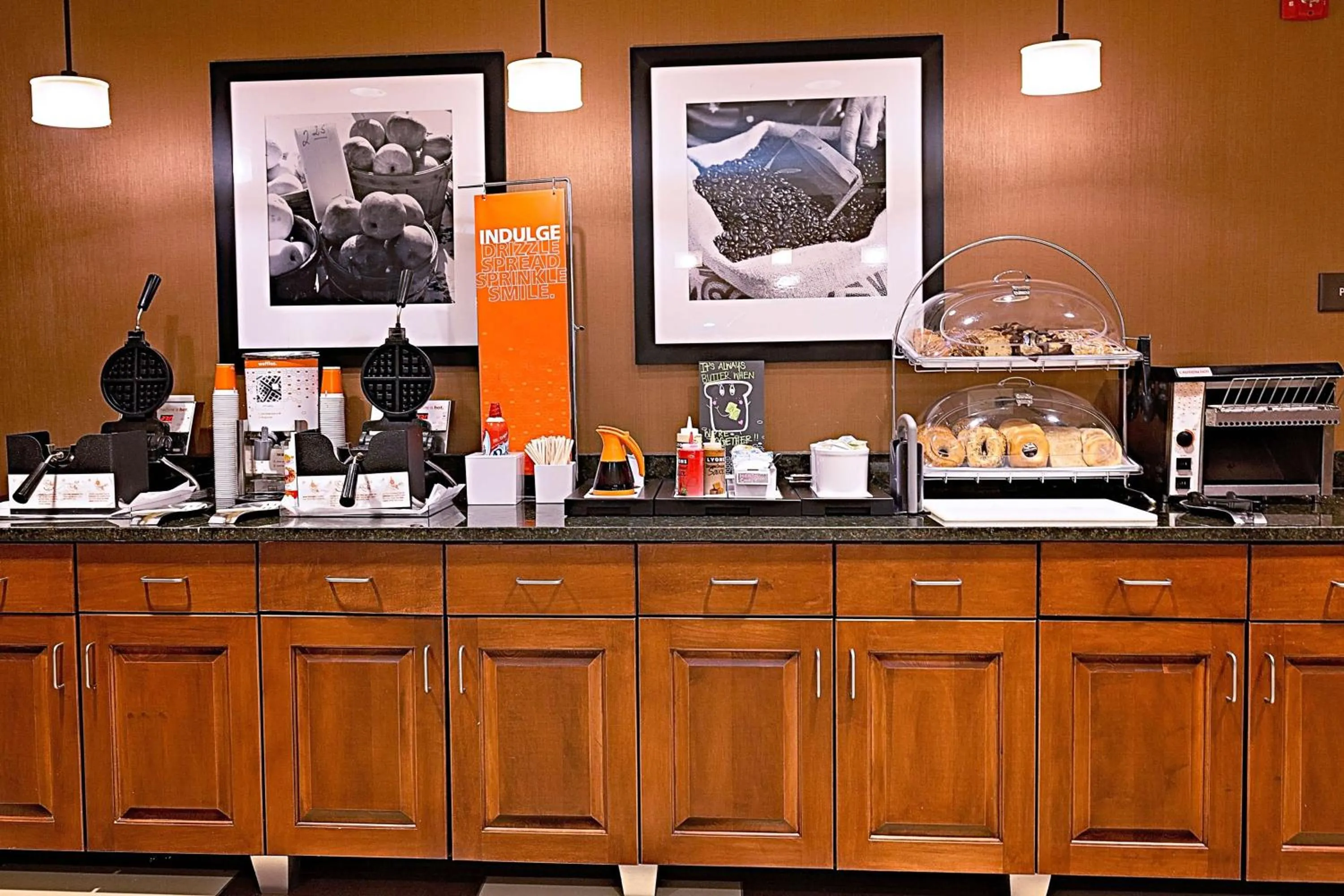 Dining area in Hampton Inn & Suites Jacksonville