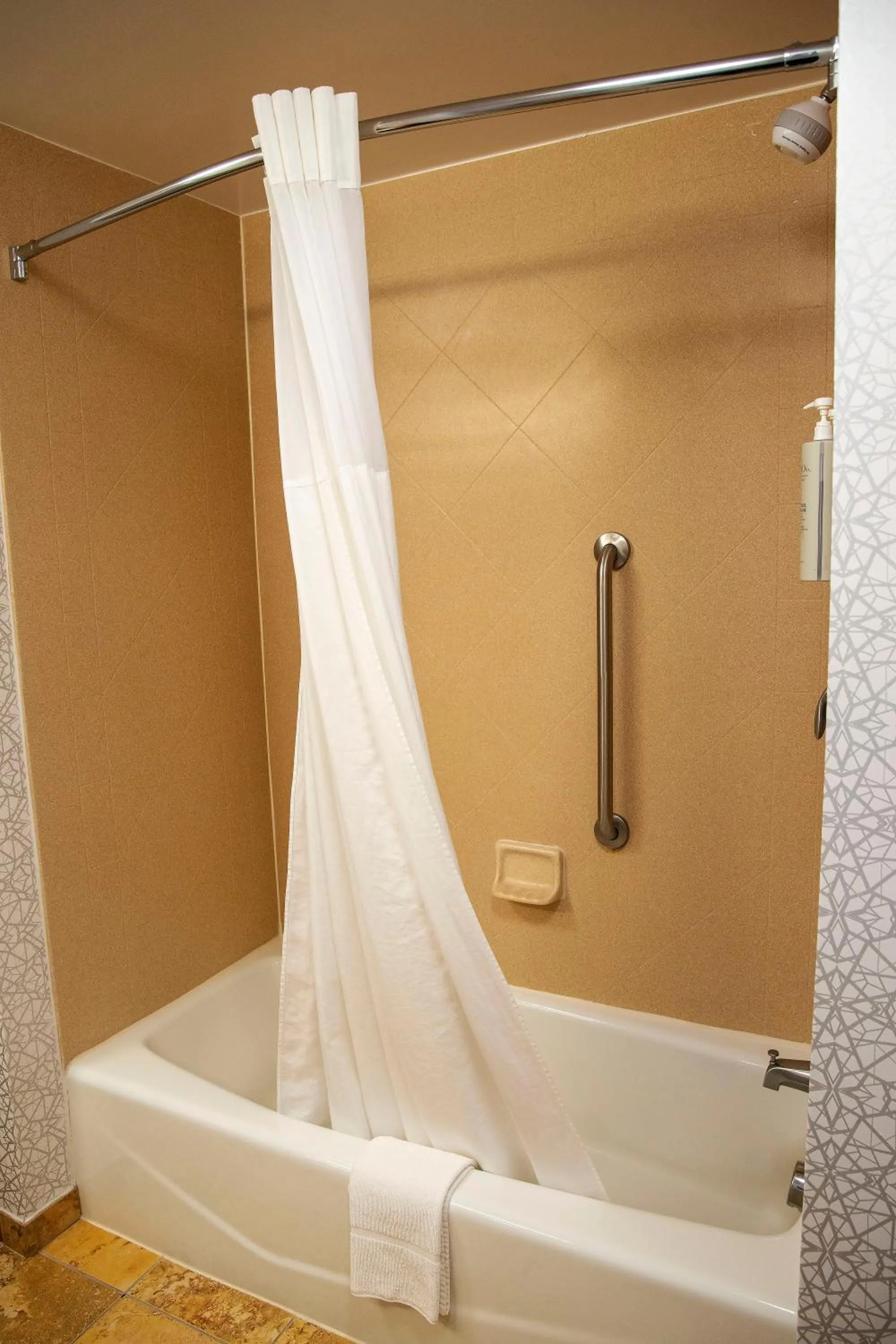 Bath in Hampton Inn & Suites Jacksonville