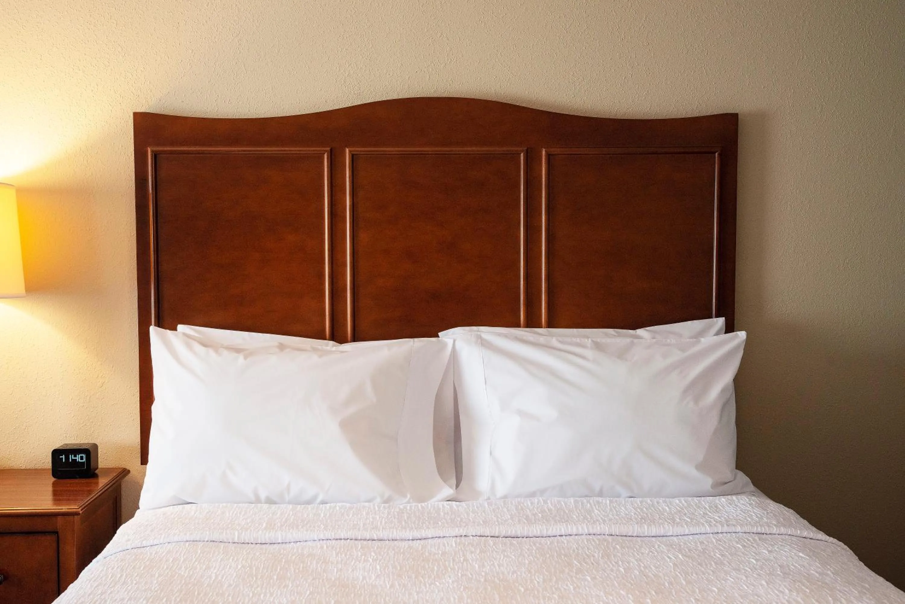 Bed in Hampton Inn & Suites Jacksonville