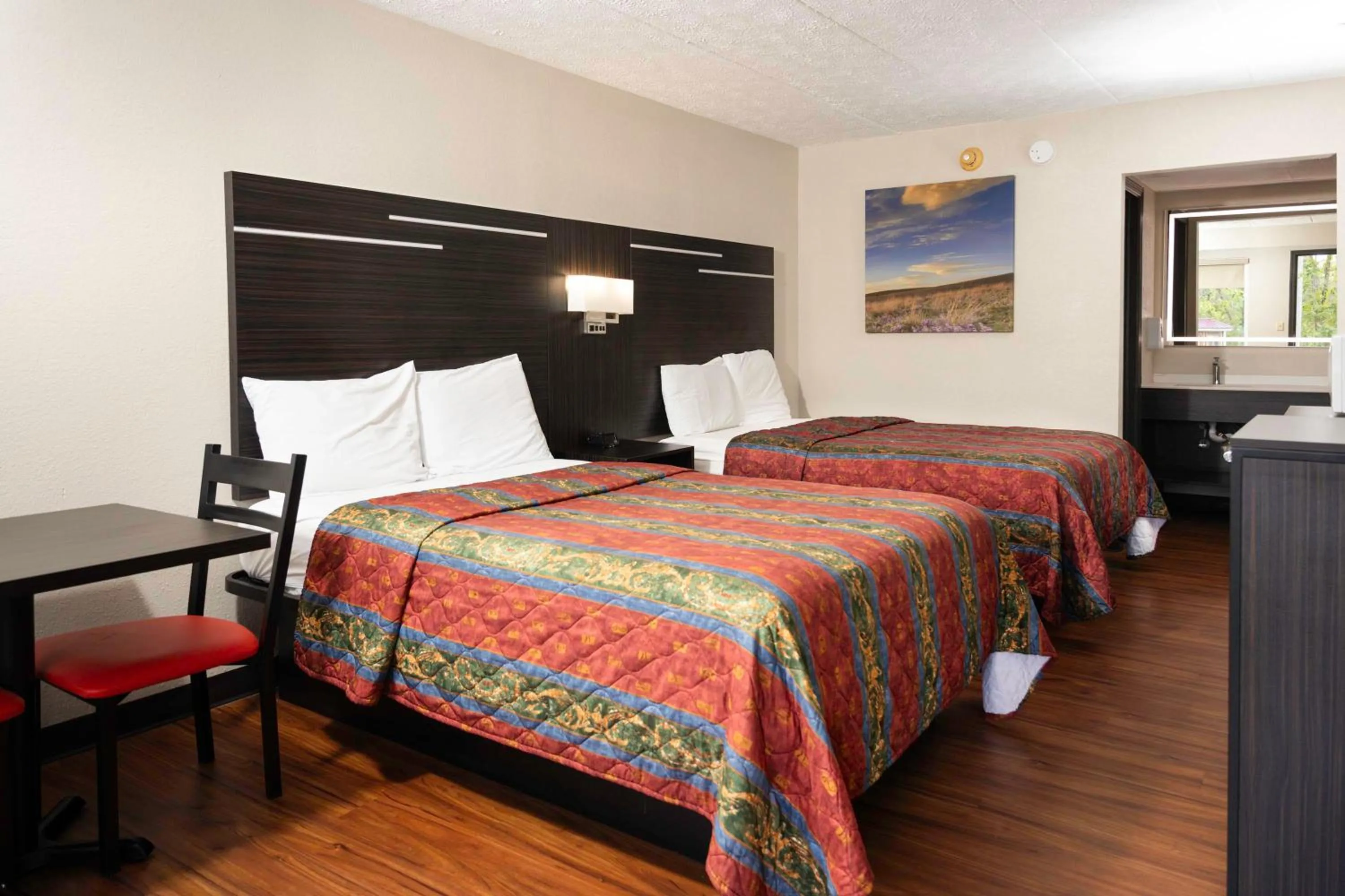 Bed in Paragon Inn Hillsboro