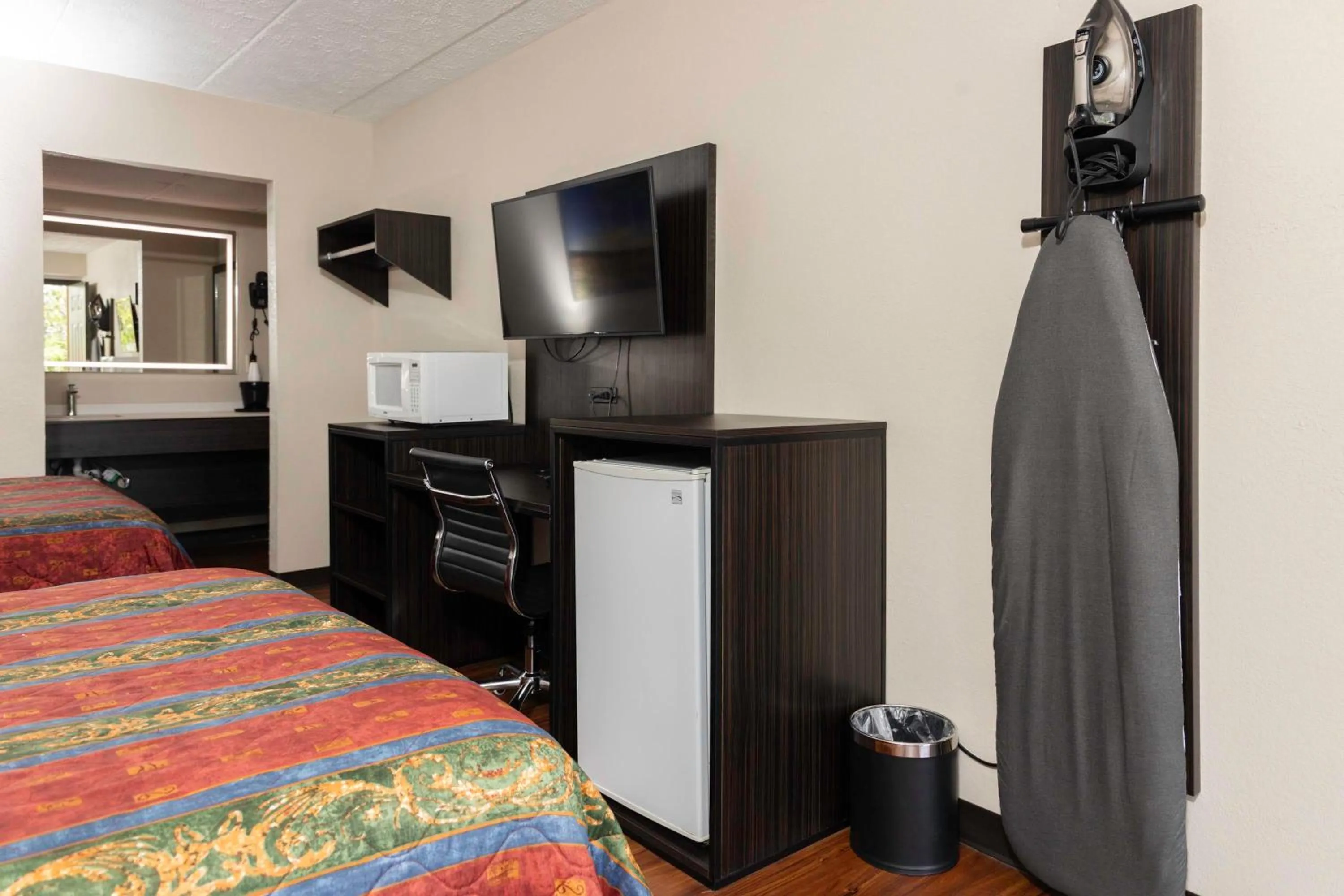 Bed in Paragon Inn Hillsboro