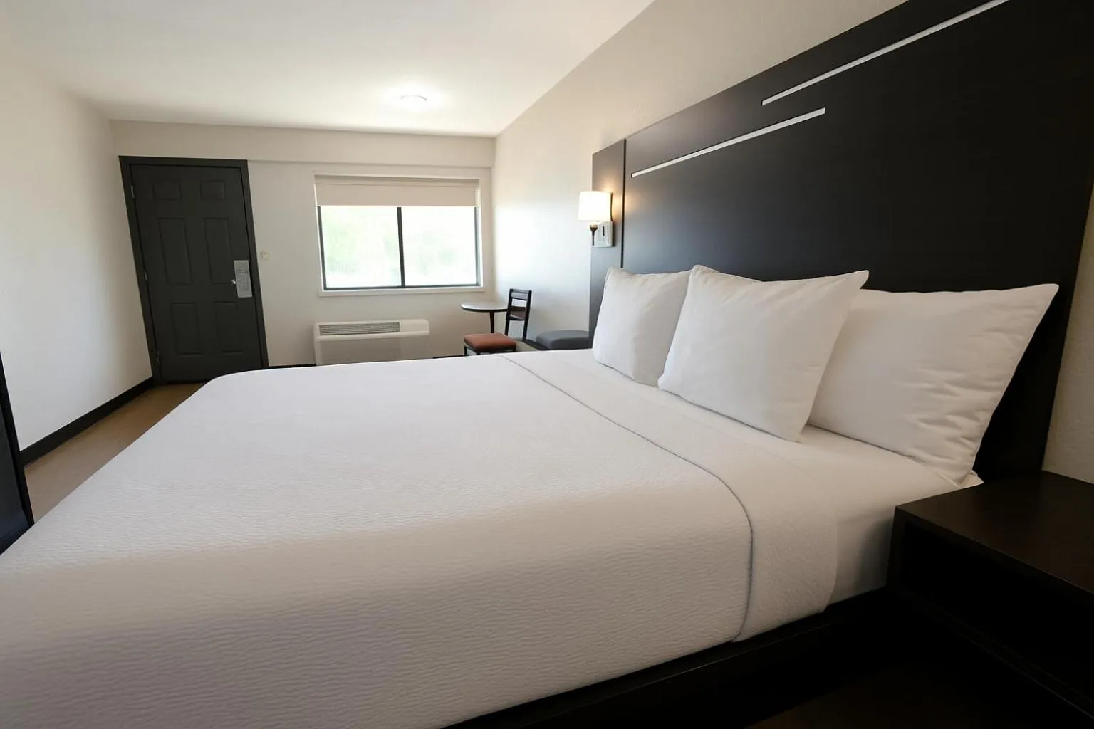 Bed in Paragon Inn Hillsboro