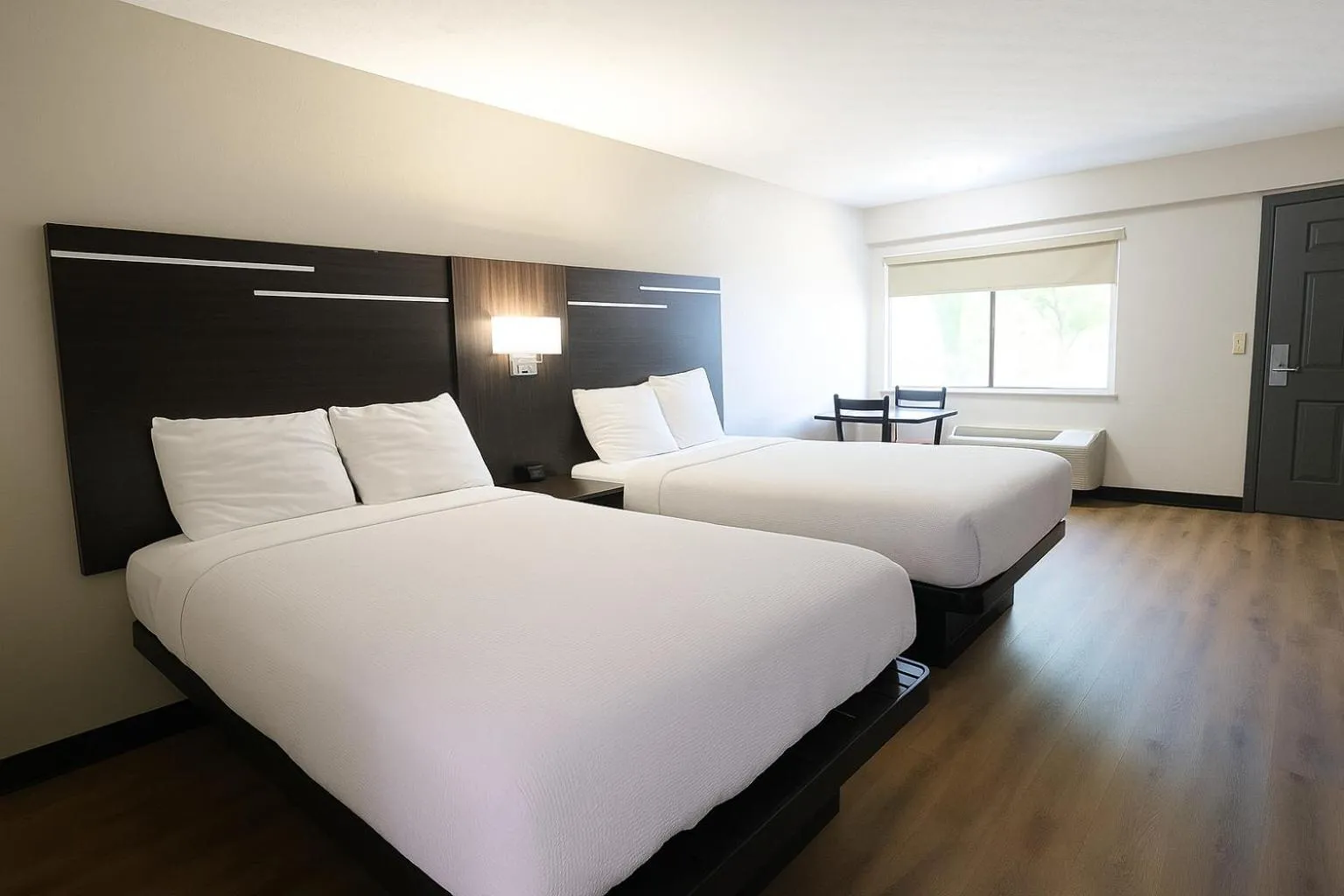 Bed in Paragon Inn Hillsboro