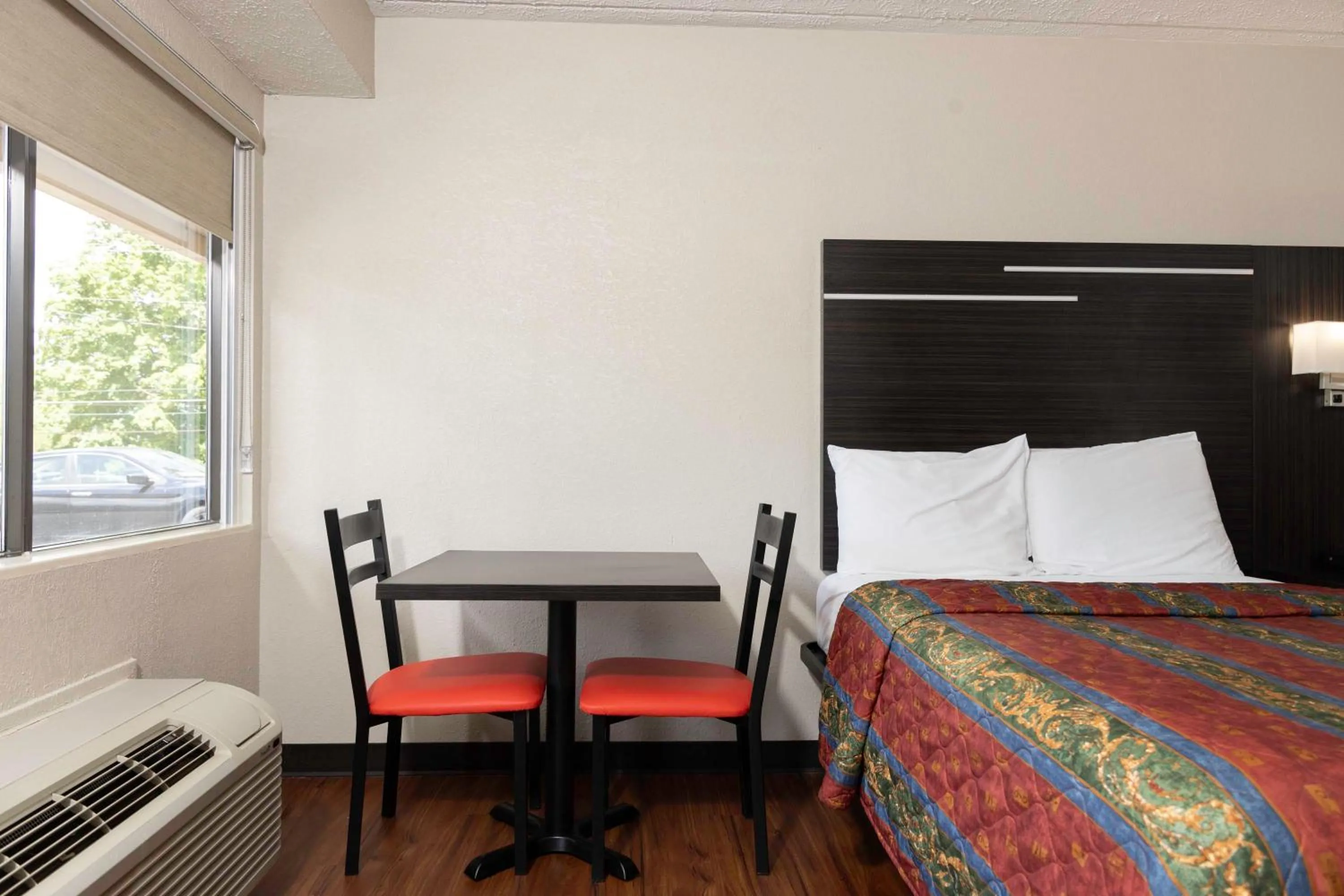 Bed in Paragon Inn Hillsboro