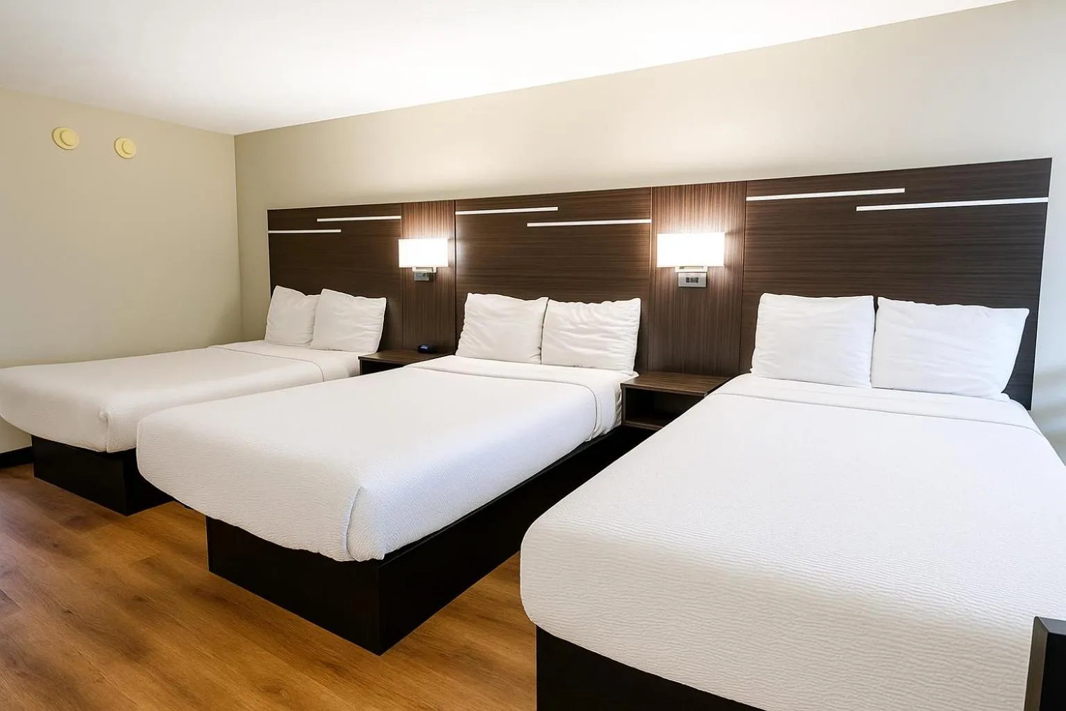 Bed in Paragon Inn Hillsboro