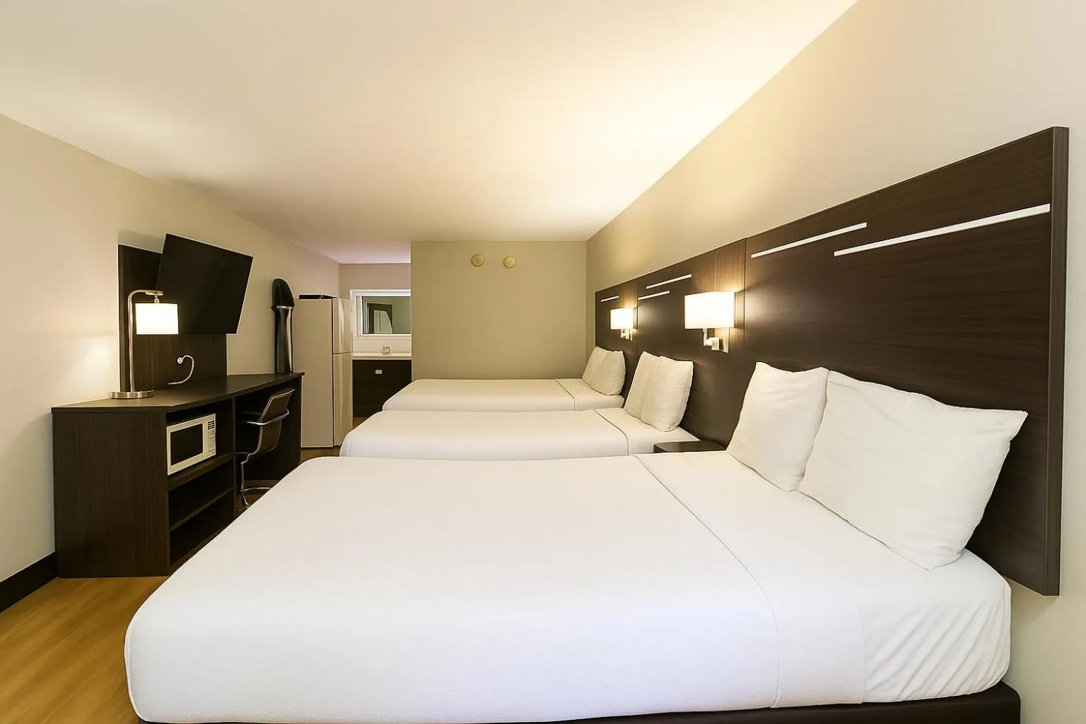 Bed in Paragon Inn Hillsboro