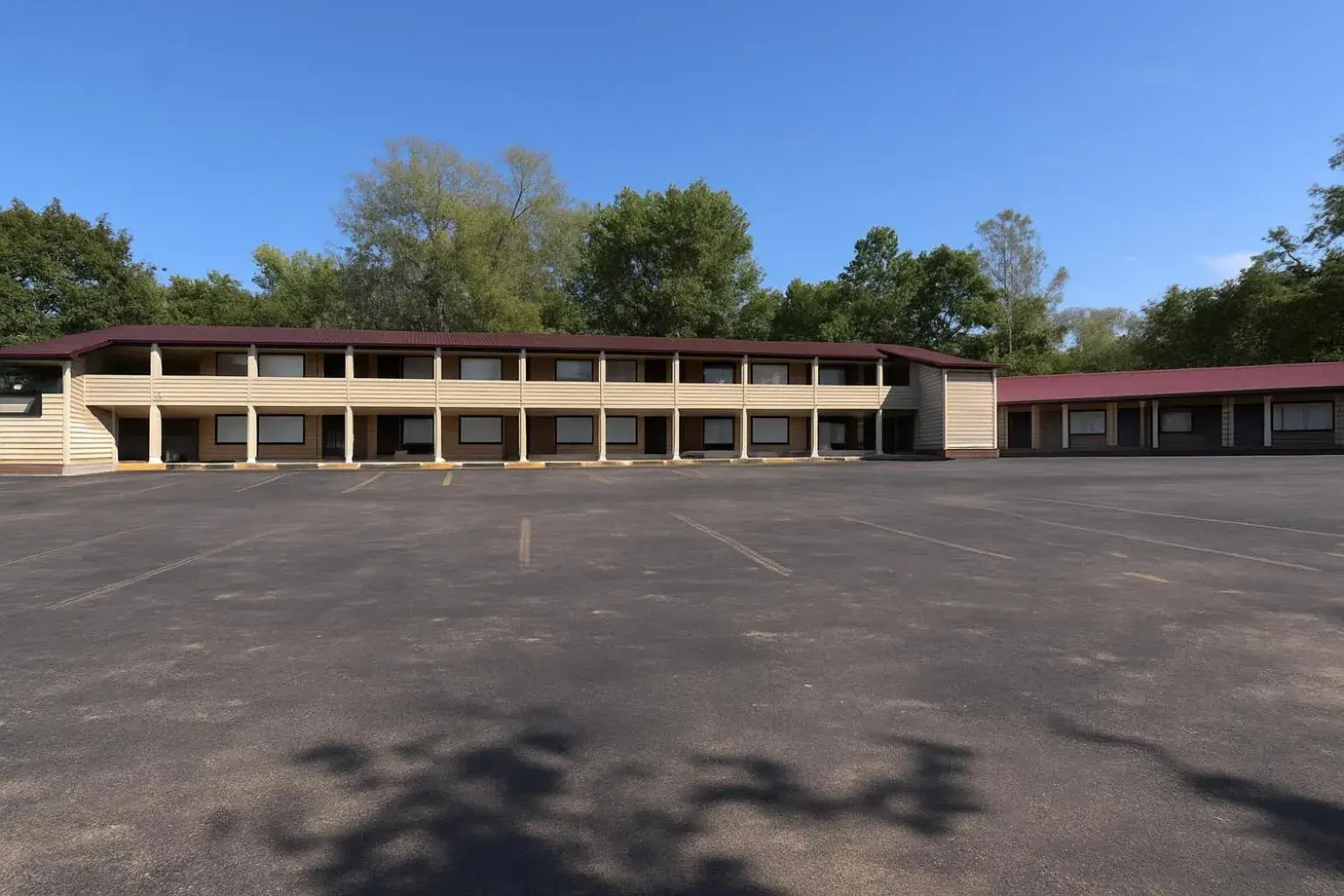 Property building in Paragon Inn Hillsboro Property building in Paragon Inn Hillsboro